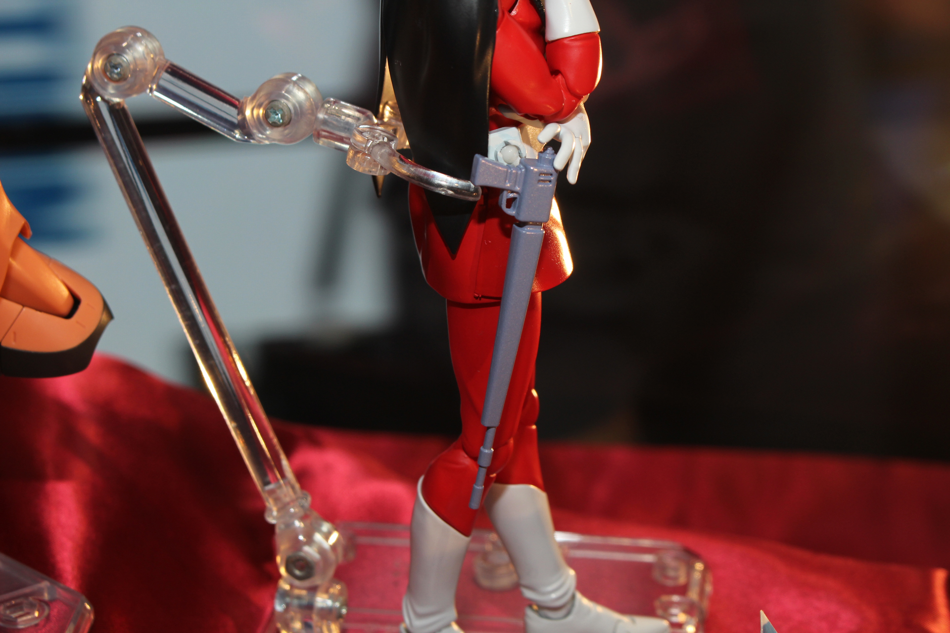 特徴的なビーム銃は腰に装備が可能