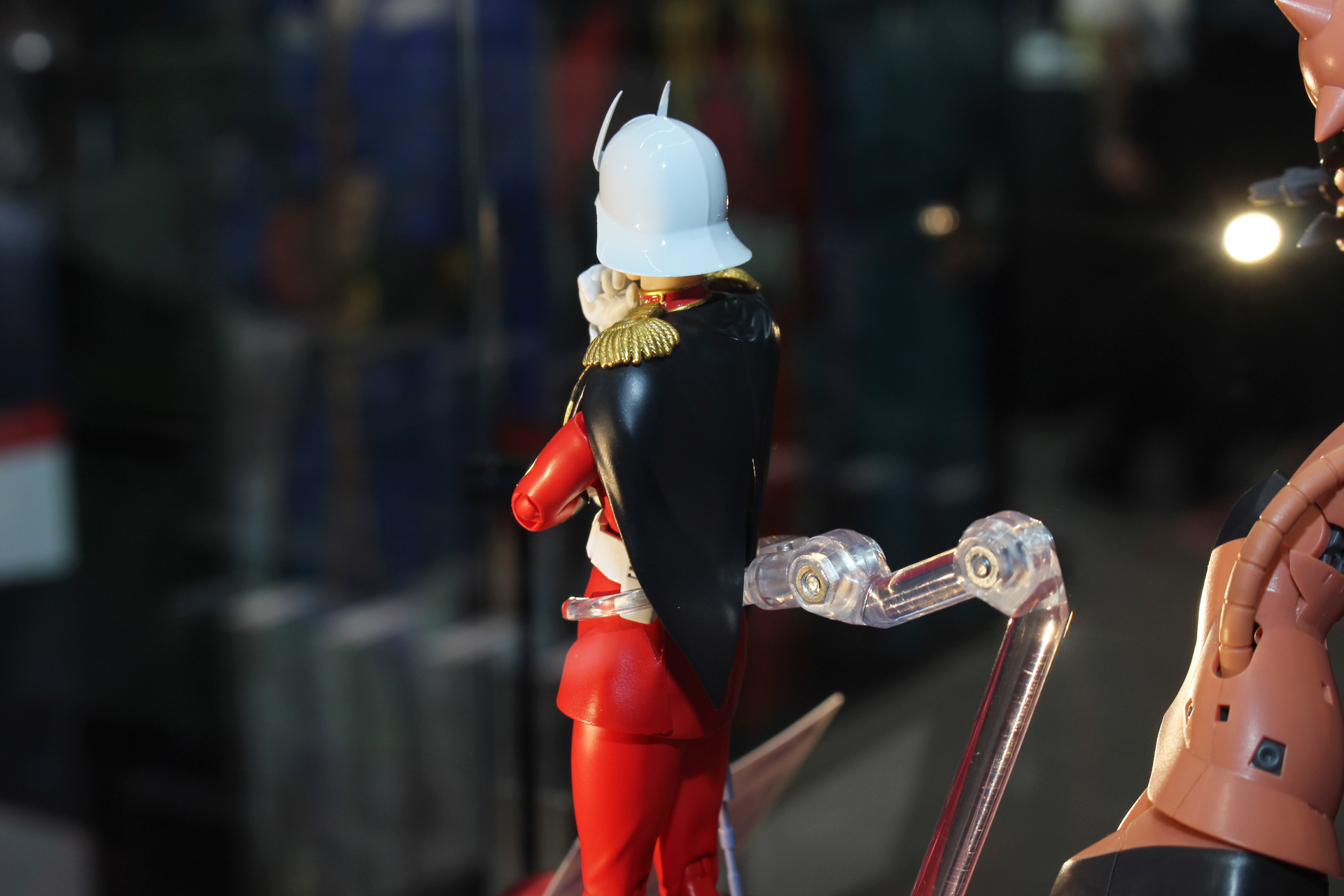 劇中のシャアのシーンを再現する可動にも期待がかかる