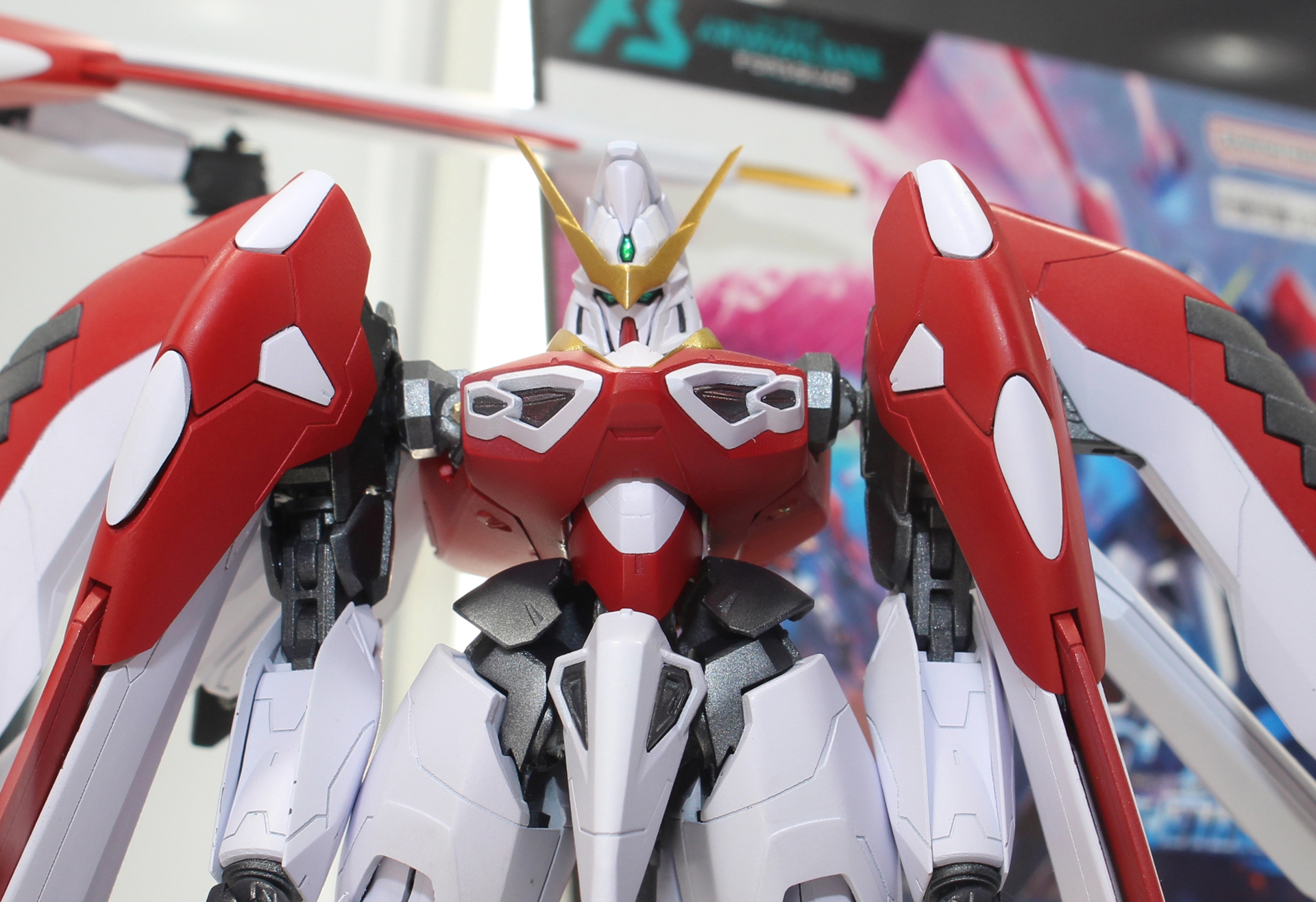 顔つきもかなり個性的だ。頭部はパーツの差し替えにより2つの形態を再現