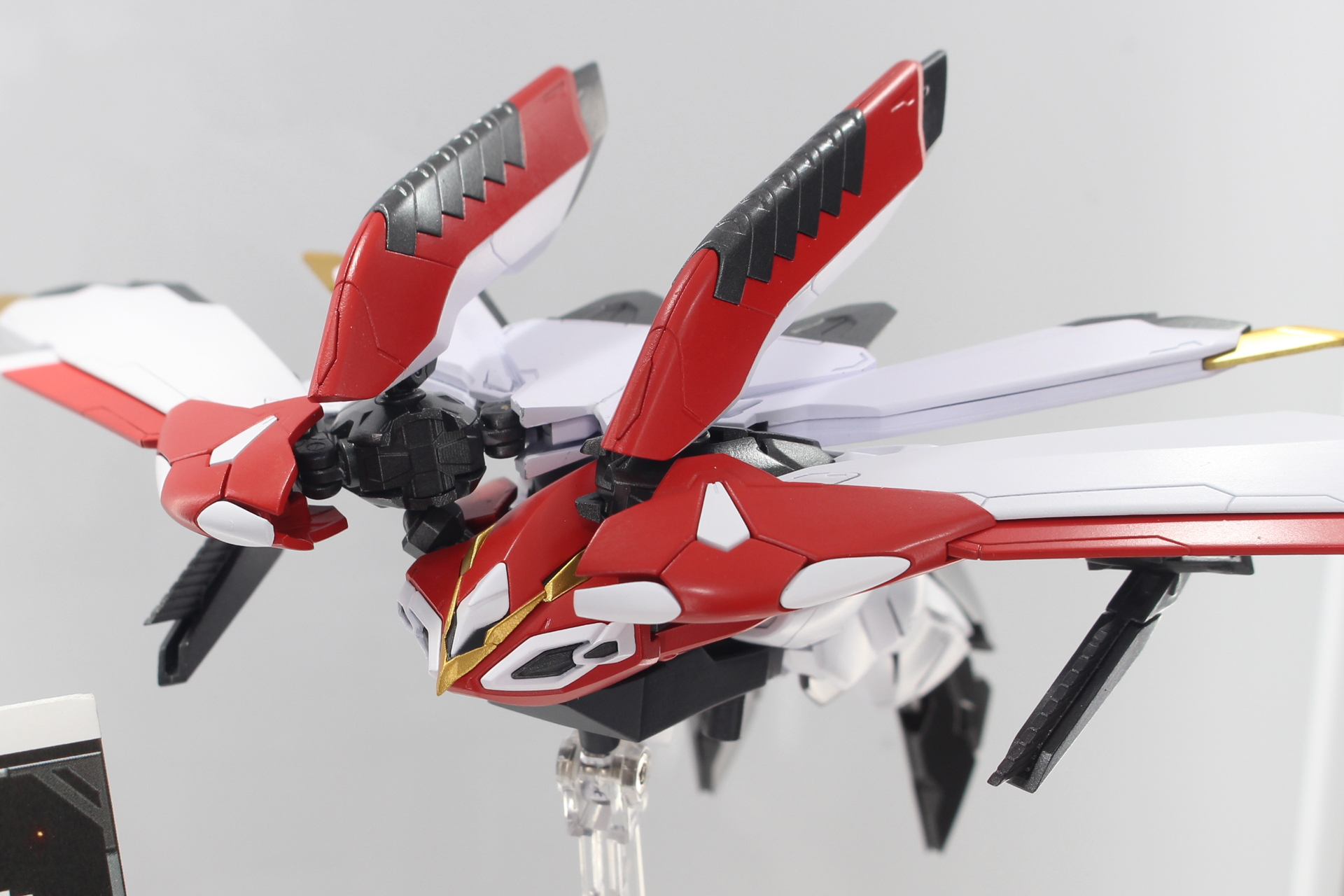 前方の翼の付け根のパーツを差し替えれば突撃形態となる