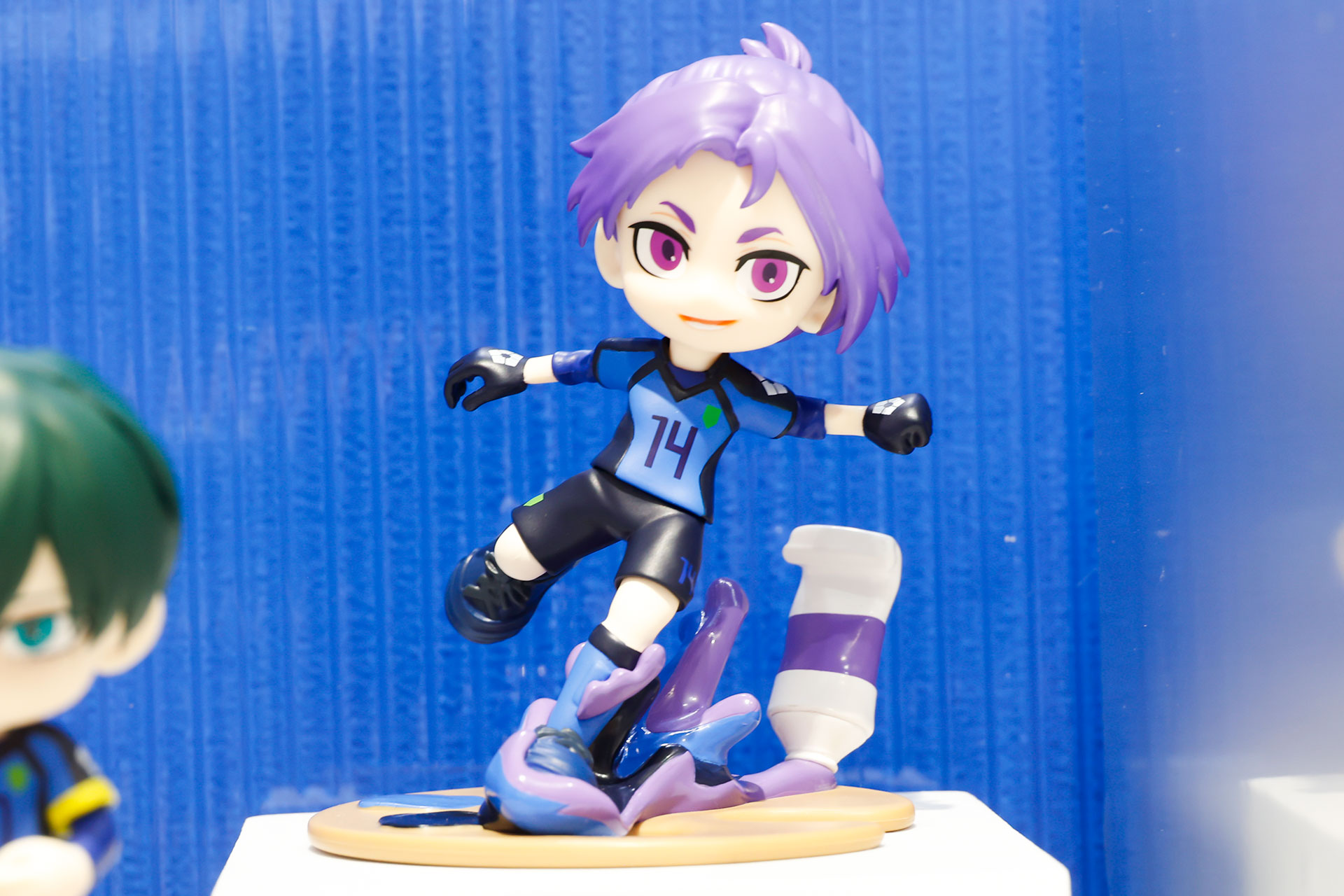 こちらは「PalVerse Palé.　ブルーロック」の御影 玲王。絵の具を踏んでいるような姿になっているのが面白い