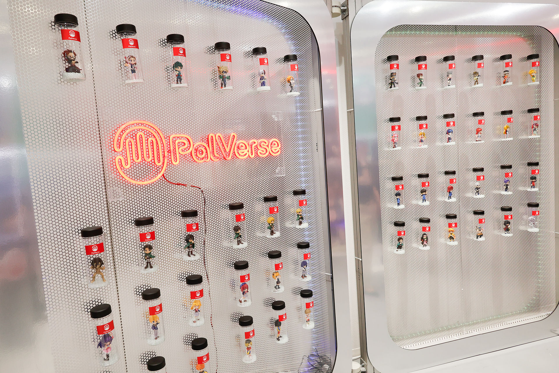 宇宙や近未来をイメージした飾り付けがされていた