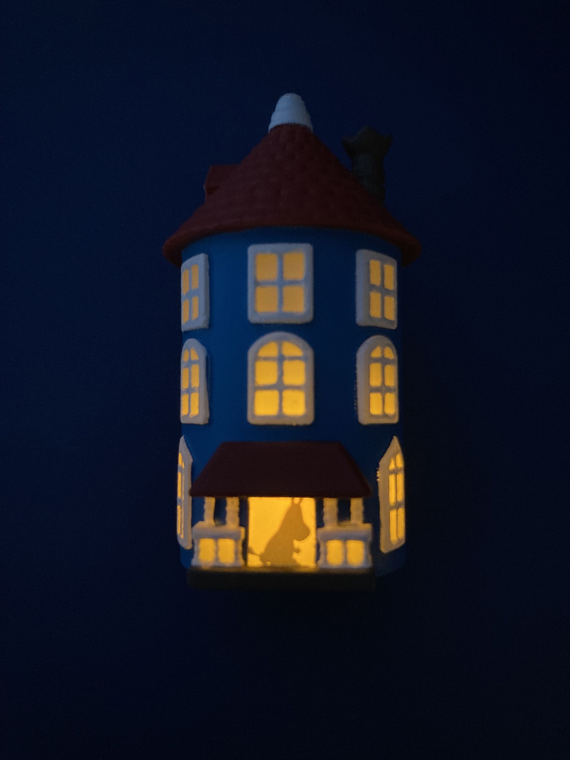 ムーミンやしきのライトを付けると、ムーミンのシルエットが現われる