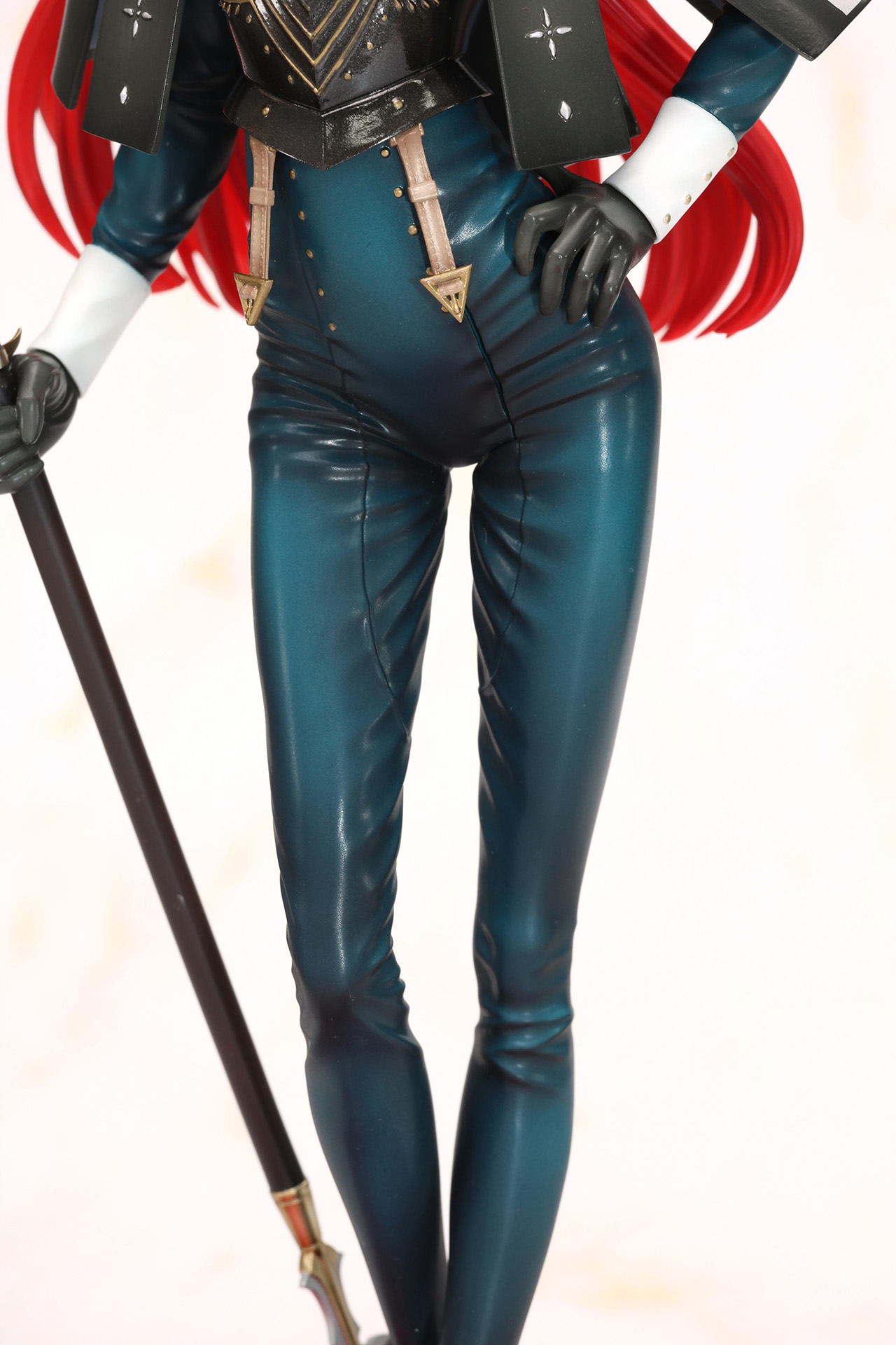 スーツはシワやグラデーションでリアリティーある質感