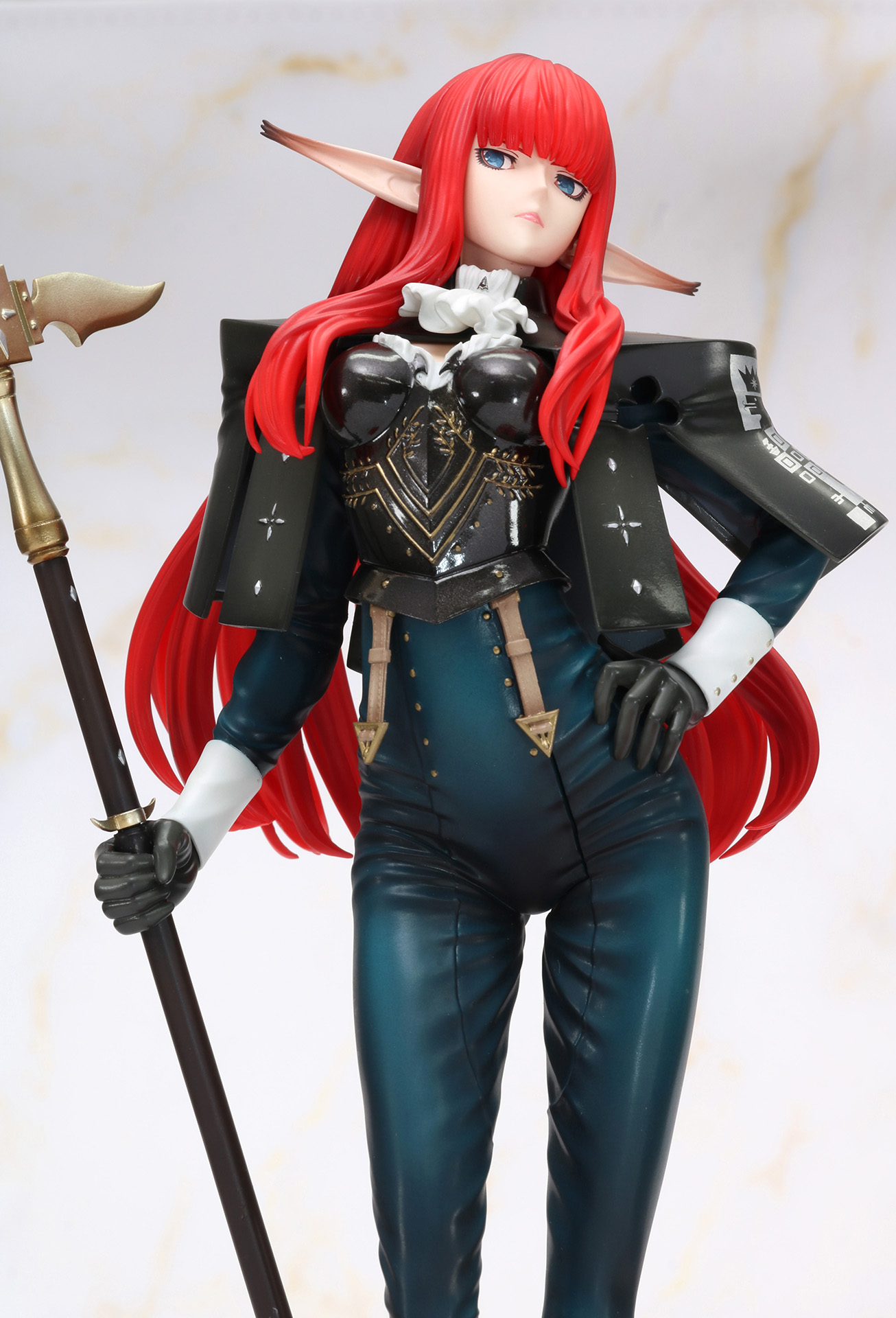 あおり視点からでも見下ろすような迫力ある表情