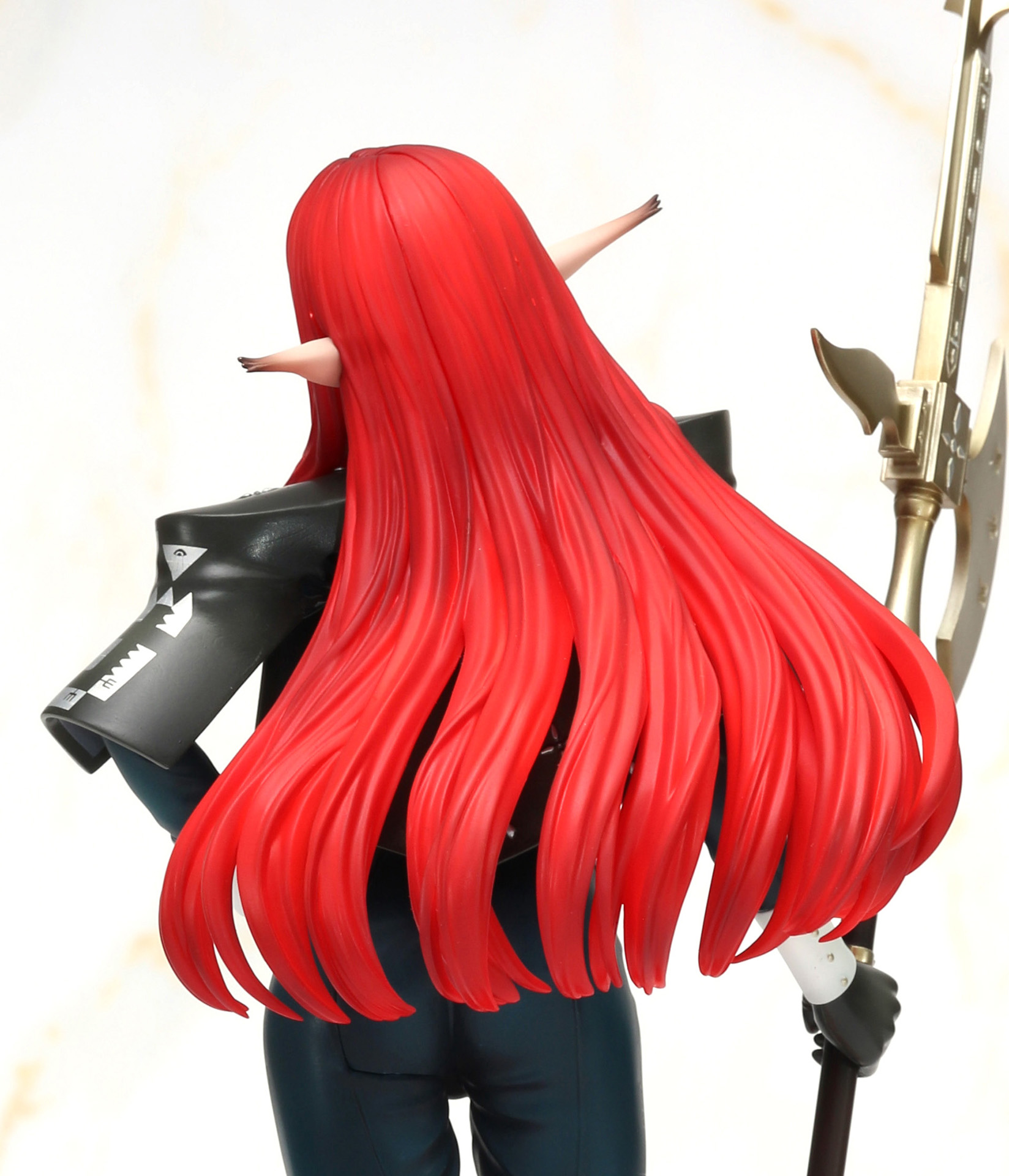 赤い髪も陰影のついたグラデーション塗装が施されている