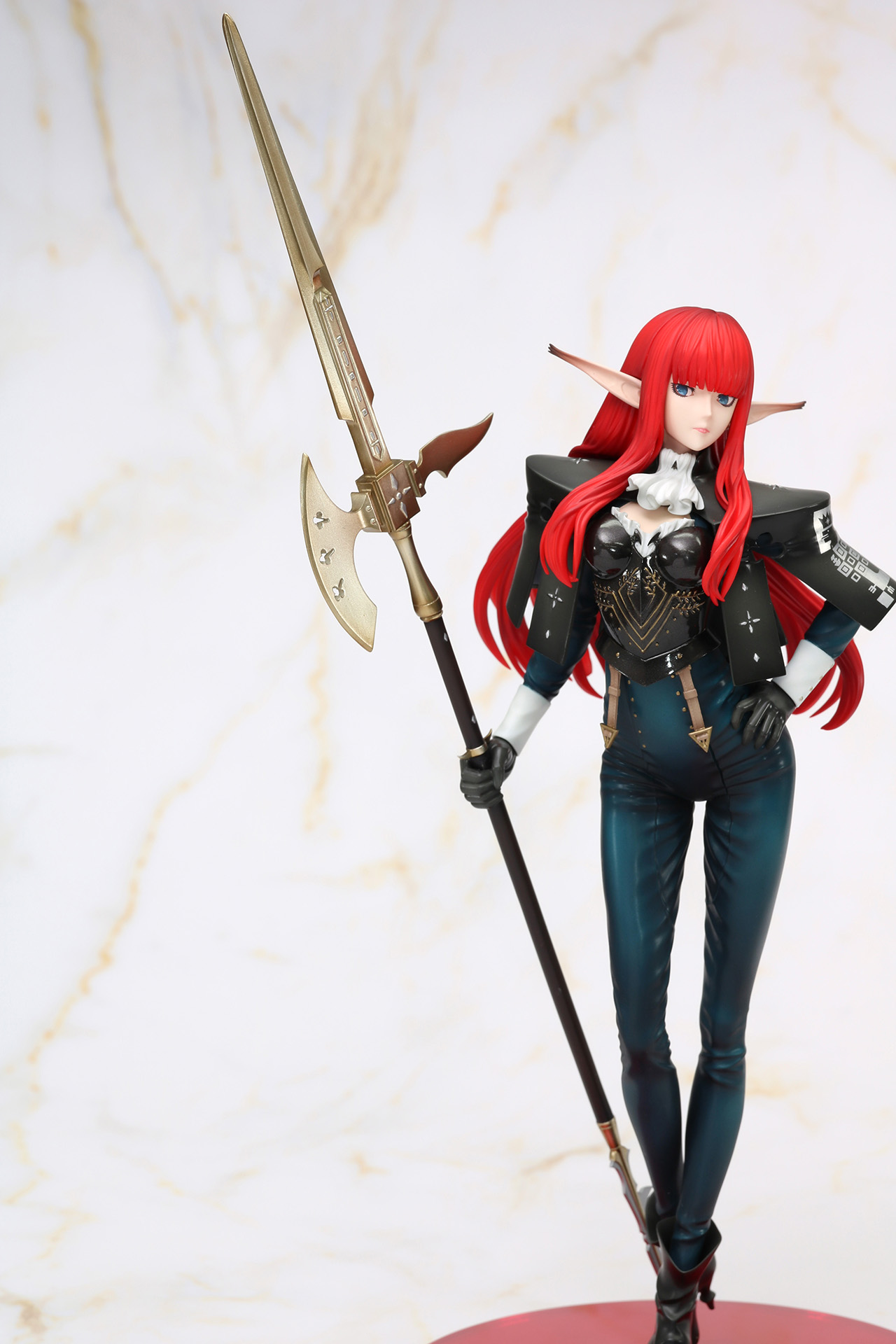 武器の戦斧も迫力あるサイズ