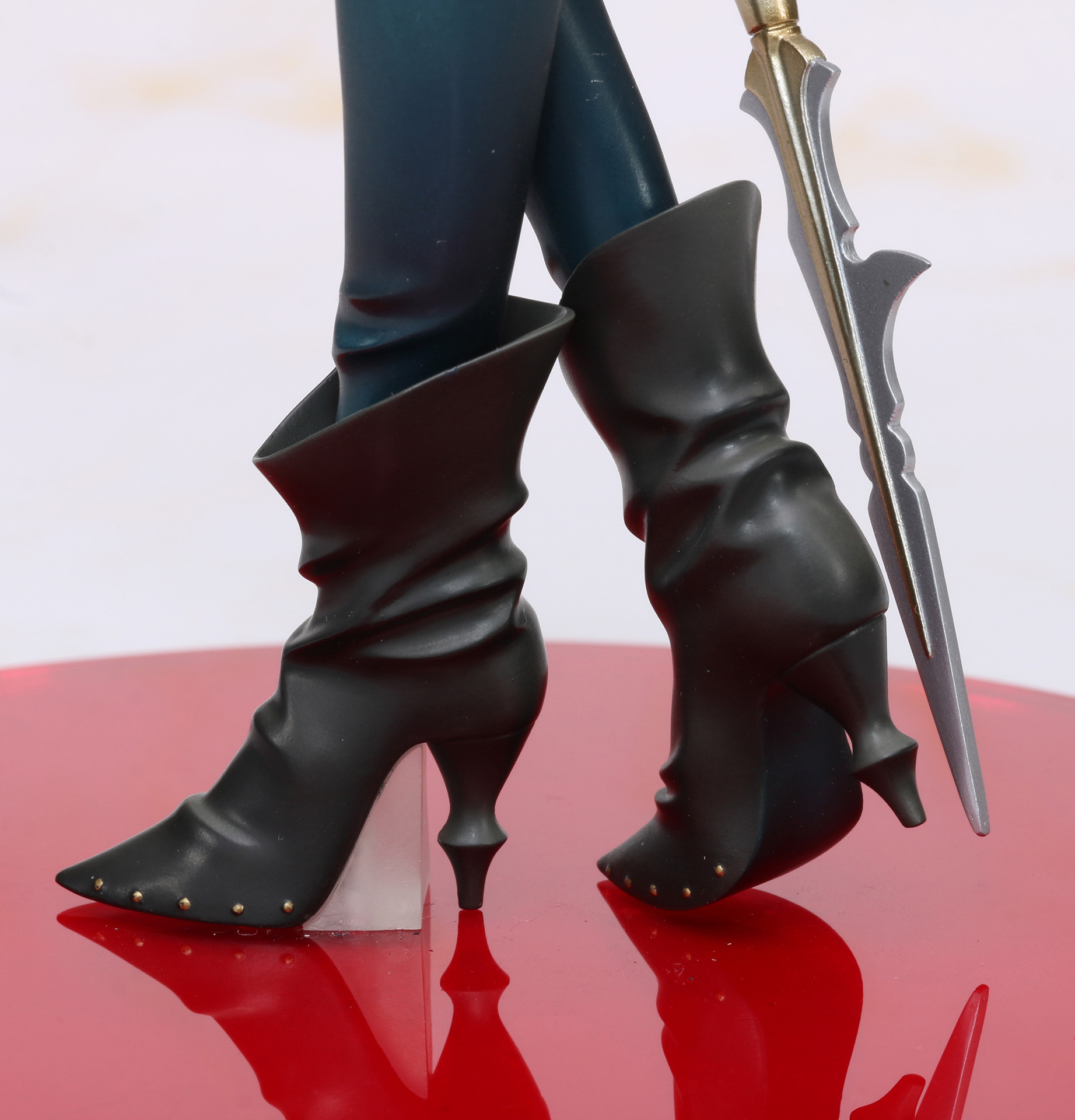 ヒールの質感や踵の細かな造形