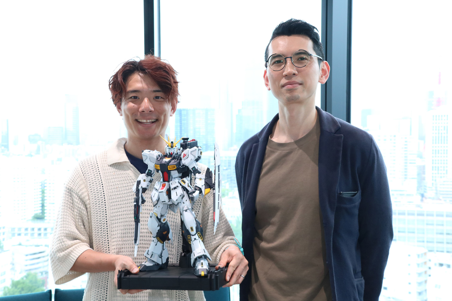 ホビーディビジョン ホビークリエイション部の企画担当・稲吉太郎氏（左）と設計担当・曽根大地氏（右）