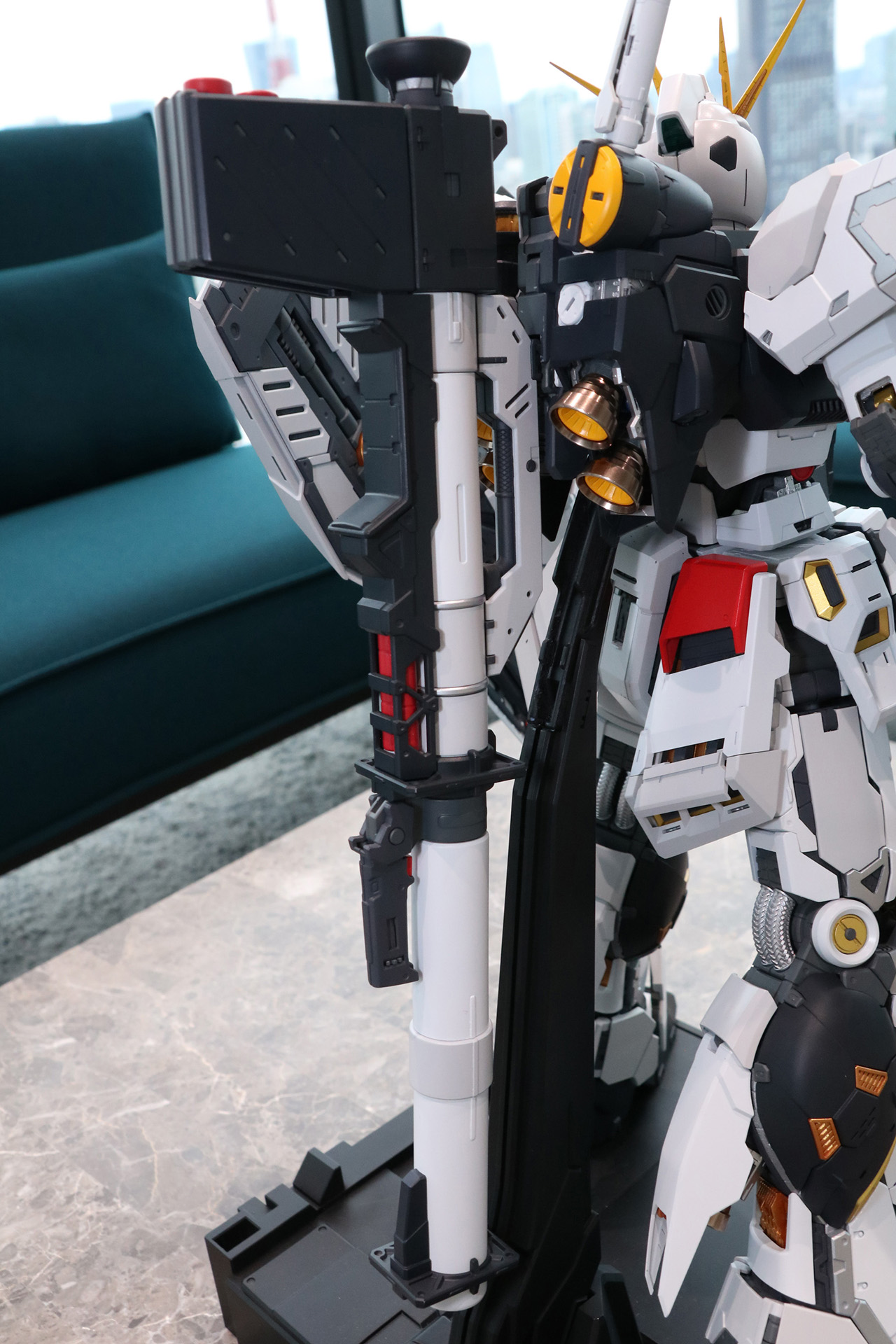 ニュー・ハイパー・バズーカはサポートアームを介してマウント