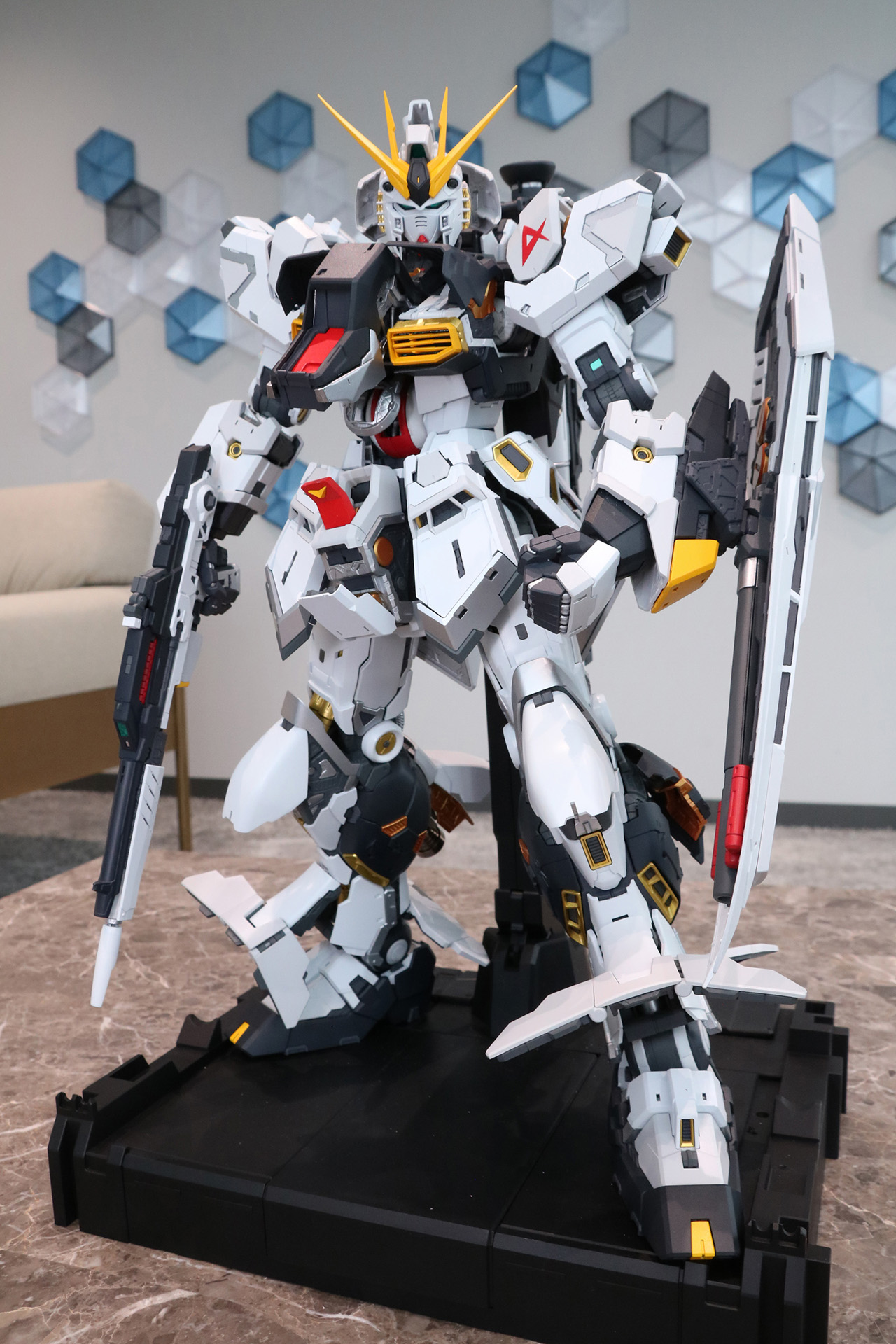 外装を展開でき、内部のフレームを見ることができる