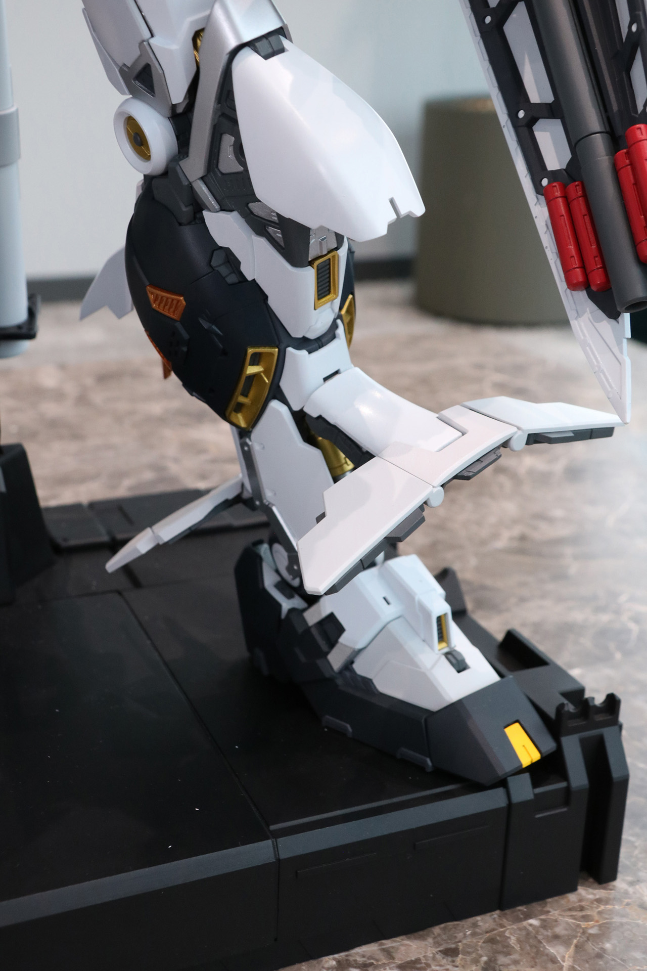 脹脛のバーニアや内部フレームも作り込まれている