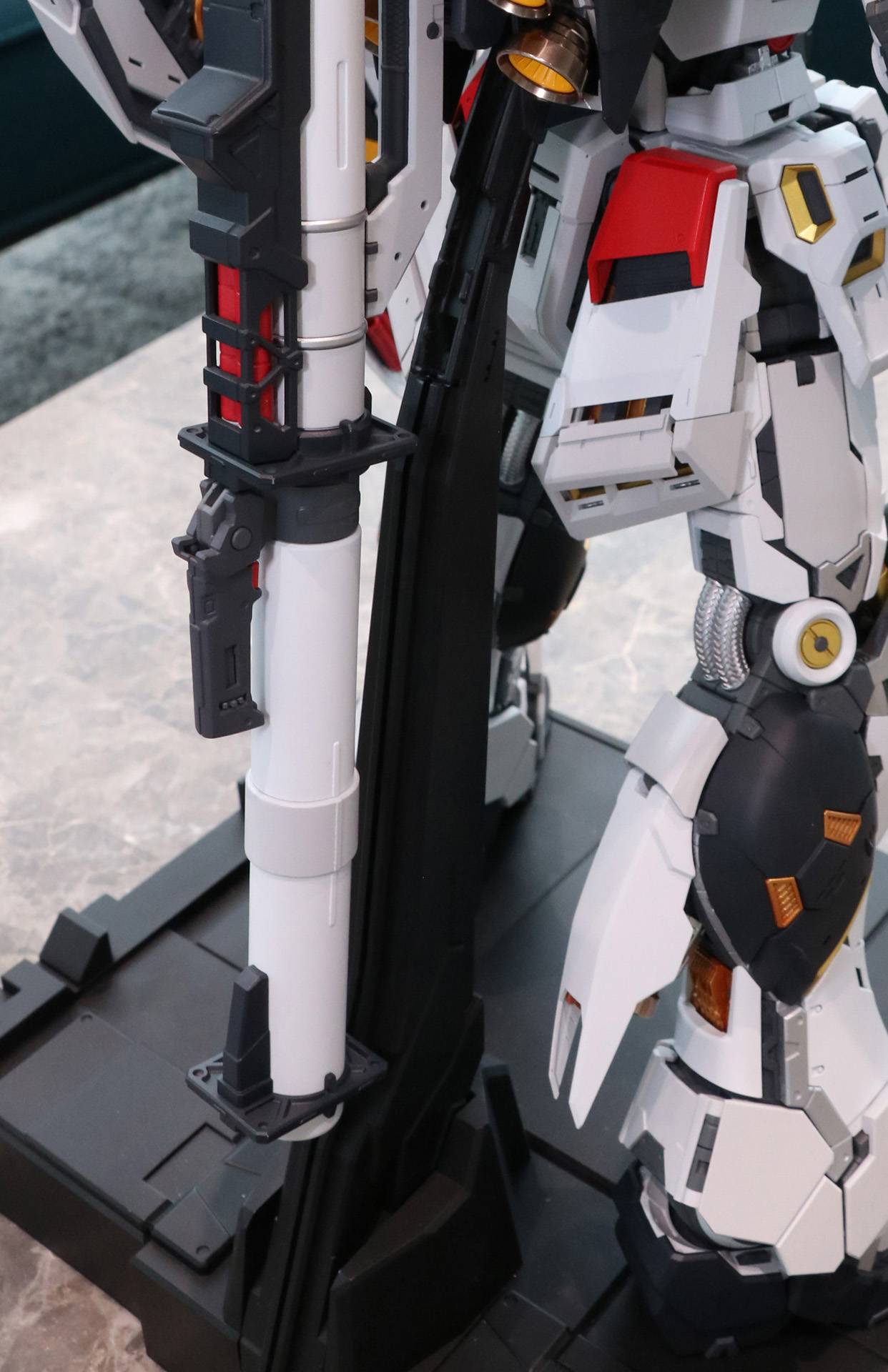 別売りのLEDユニットは配線を伸ばして「νガンダム」本体に仕込む形。支柱には配線を通す造形も確認できる