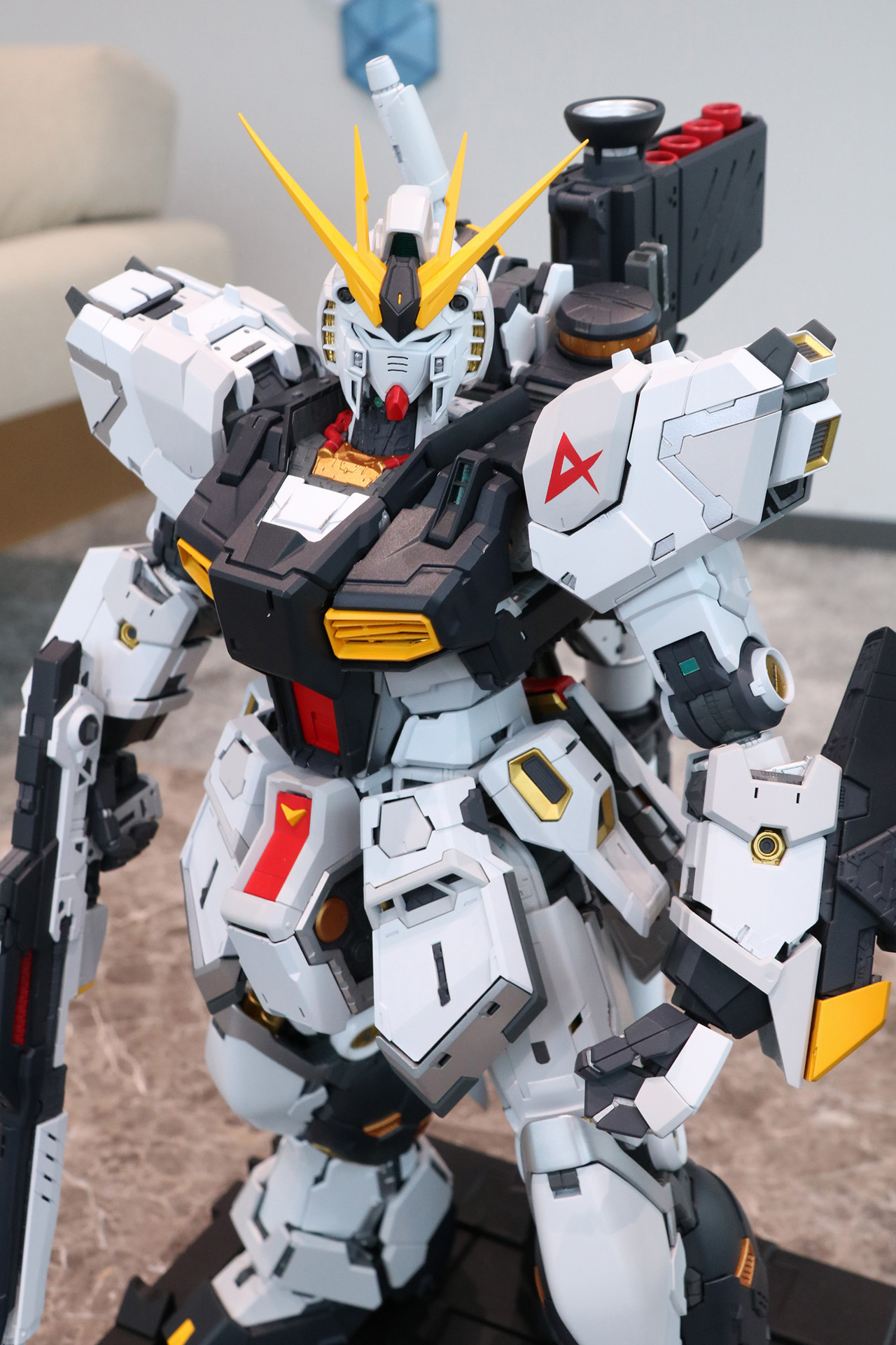 シールド裏面も濃密な造形