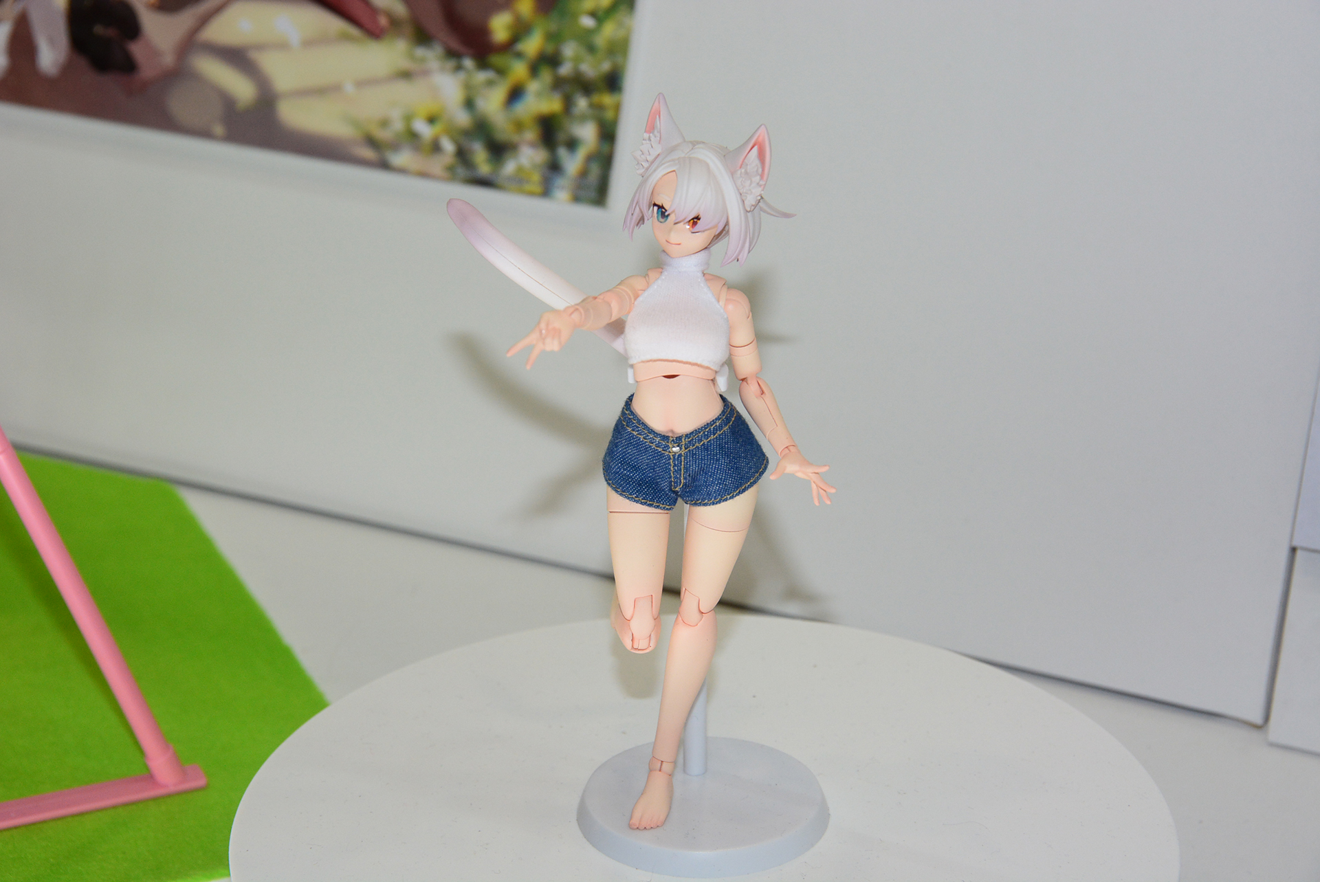 「けもプラ カオマニー」の低ケモ。低ケモもはパーツセットとして販売。写真の姿にするには別売りの「高&中ケモ」の商品が必要。本来、低ケモも服を着てないが、今回は展示用に衣装作家に服を作ってもらったという