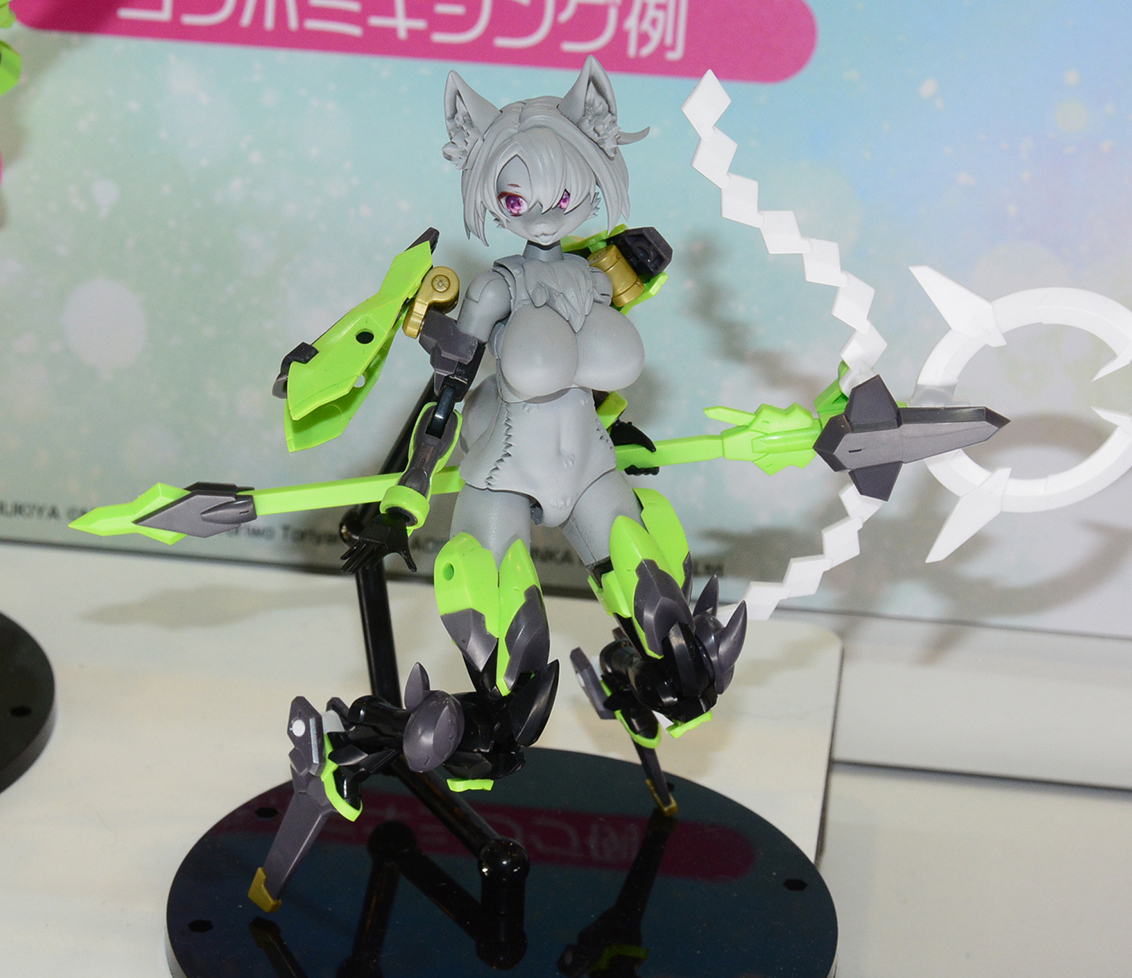 コトブキヤの「メガミデバイス」との組み合わせ。他の美少女プラモデルと組み合わせることが開発段階から考えられている