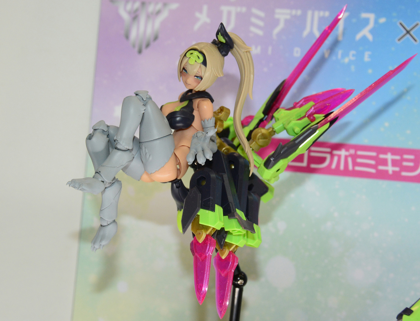 コトブキヤの「メガミデバイス」との組み合わせ。他の美少女プラモデルと組み合わせることが開発段階から考えられている