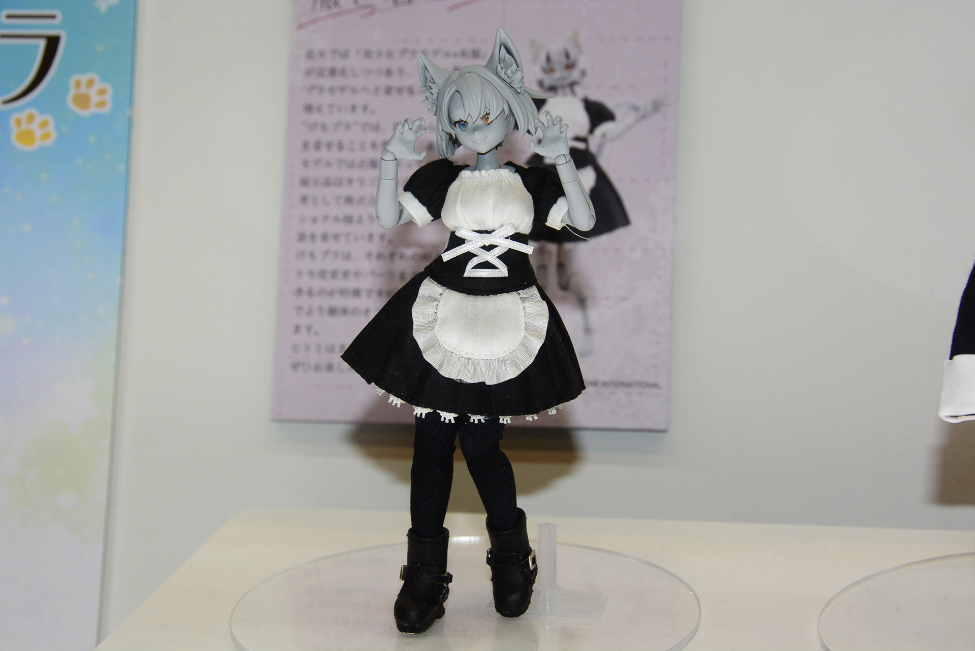 こちらはドールメーカー「アゾン」のメイド服。ドールの衣装もまとえる