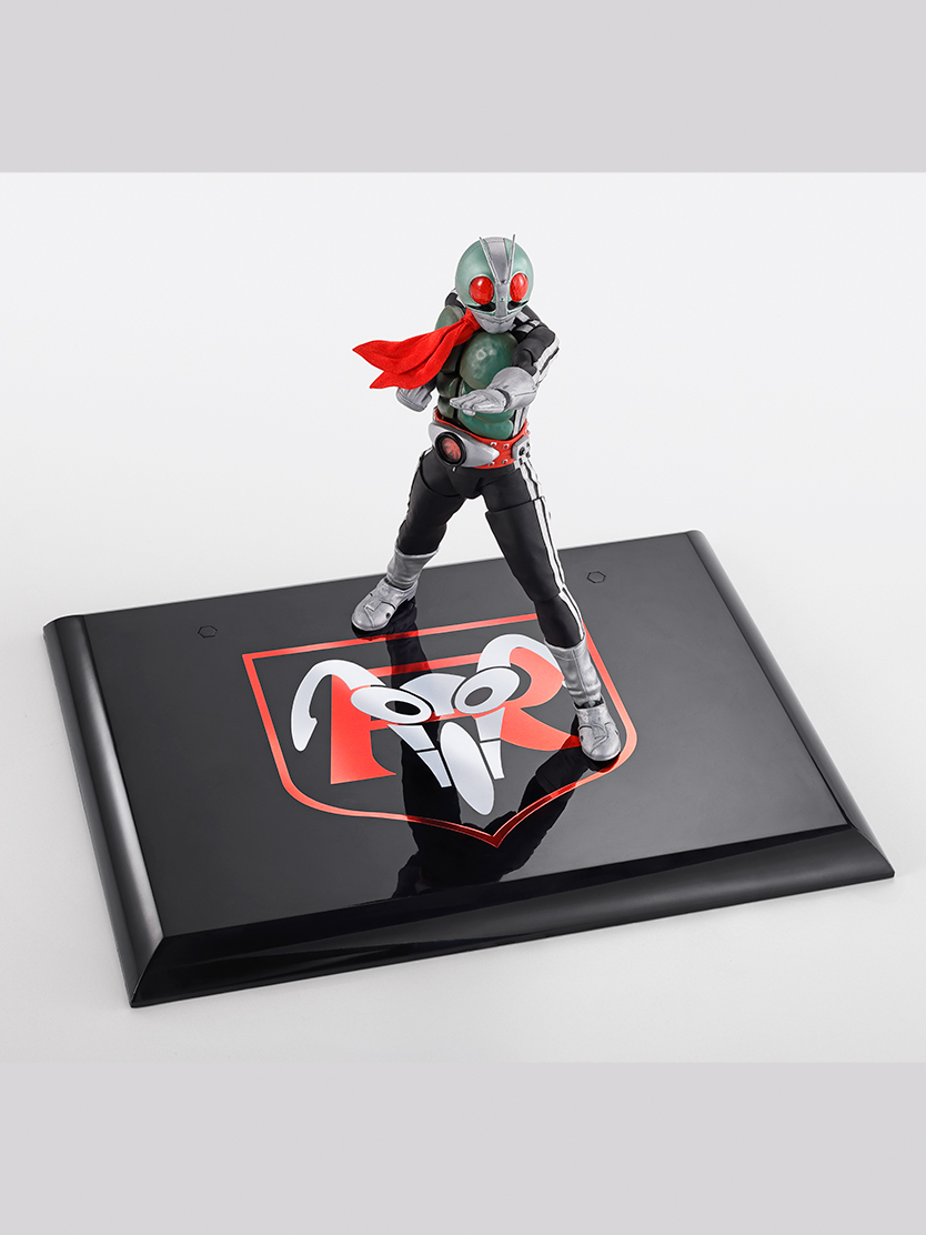 栄光の昭和ライダーエディション始動を記念し、初回限定で「立花レーシングクラブ」のマークを配した台座が付属。