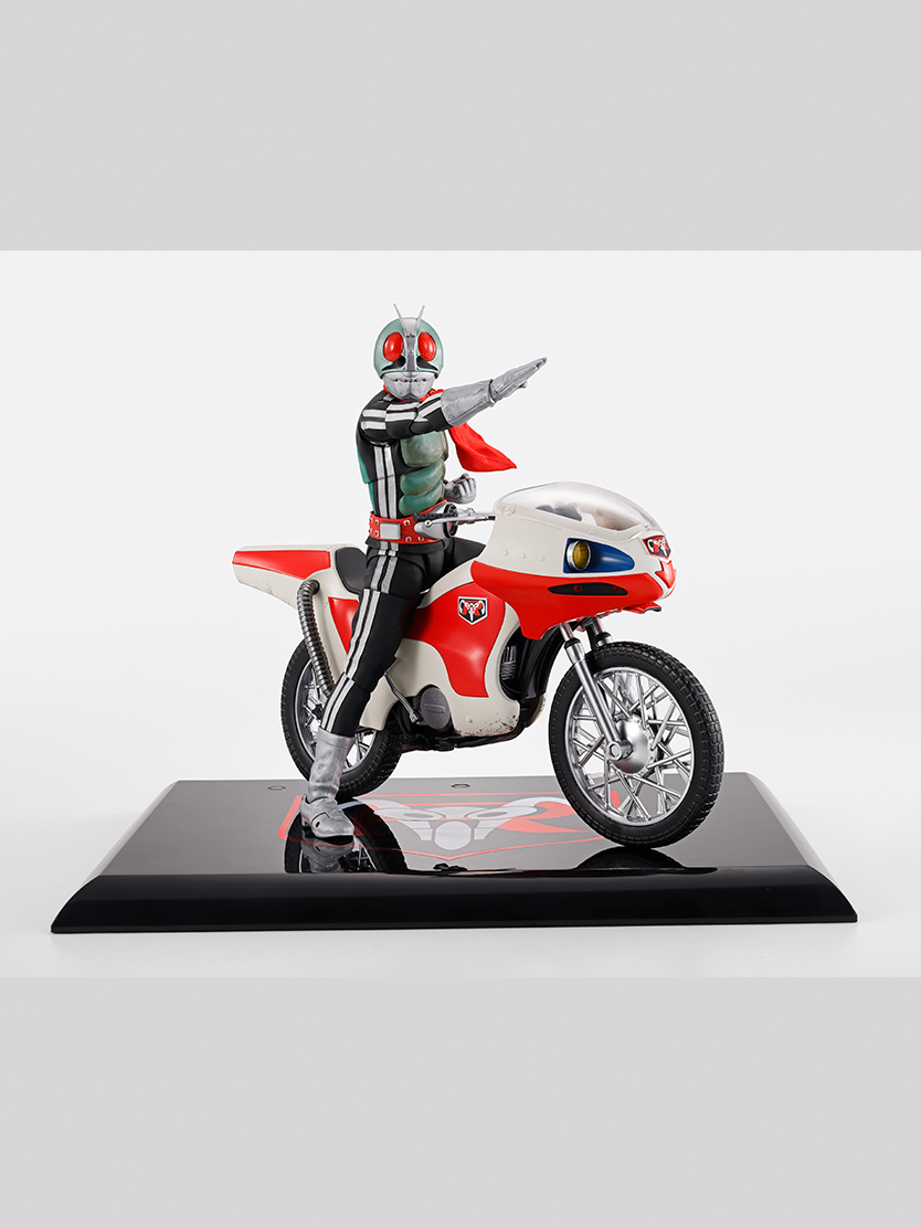 「新サイクロン号（仮面ライダー） 栄光の昭和ライダーエディション」（別売り）に搭乗させて、台座に飾ることも可能！仮面ライダーと専用マシンの組合せでも飾ろう！