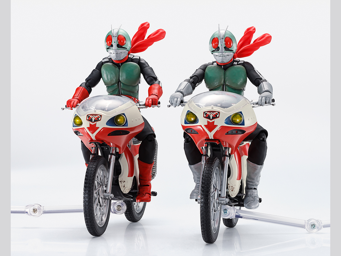 別売りの「S.H.Figuarts（真骨彫製法） 仮面ライダー新1号 栄光の昭和ライダーエディション」と「同 仮面ライダー新2号」用の大きくなびいた状態のPVC製マフラーも付属。
