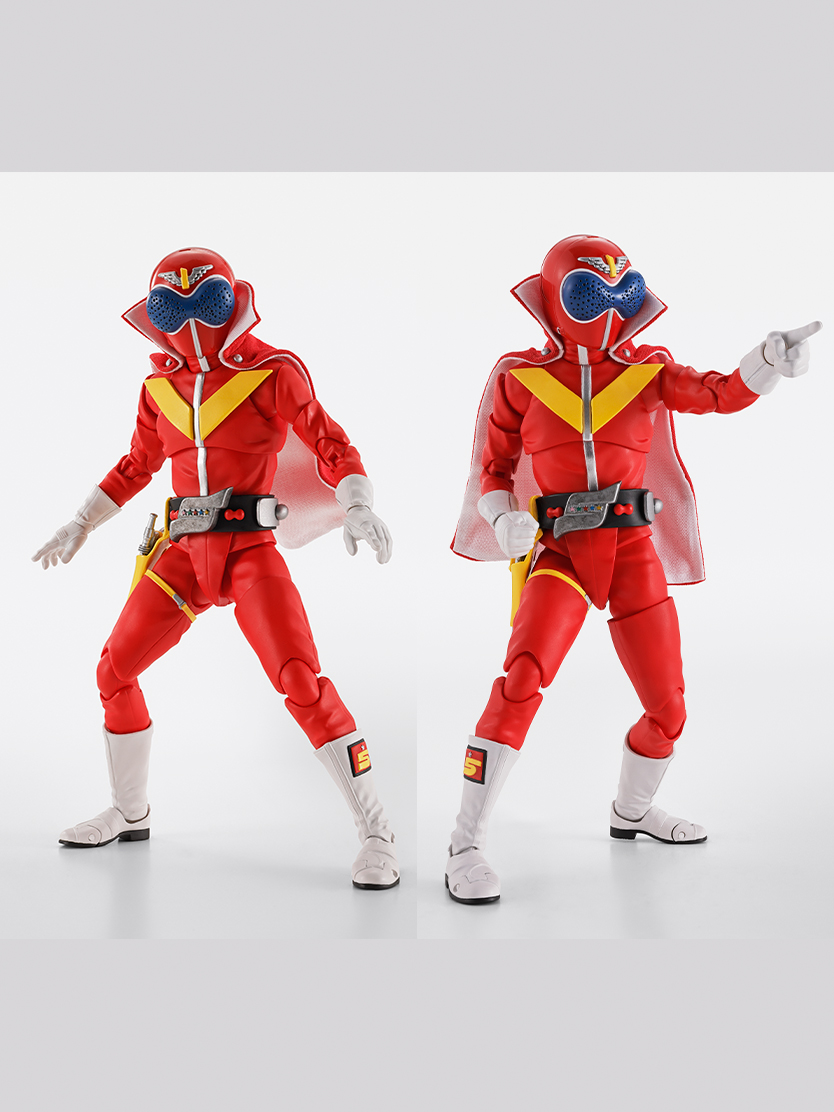 マントにはワイヤー入りの布製素材を採用し、アクションの際に大きくはためく様などを自在に演出可能。胸部のV字ラインには軟質素材を用いることで、形状と腕の可動を両立。