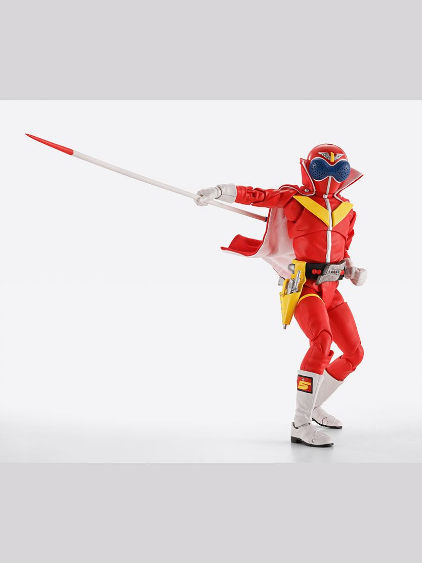 「レッドビュート」が変形する武器「ヤリビュート」は、「アカレンジャー」本体よりも長いサイズで造形。本体のみならず、各種武器や装備も当時の映像や資料を検証し、細部に至るまで形状の再現を徹底している。