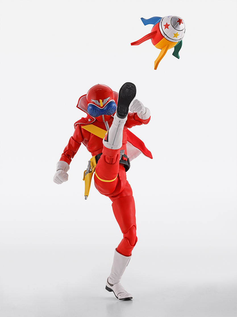 ラグビーボール型爆弾「エンドボール」はパーツ交換により、「アカレンジャー」のキック後に敵に向かって飛んでいく際のウイングが展開した状態にすることも可能。インパクト抜群のフィニッシュシーンが蘇る！