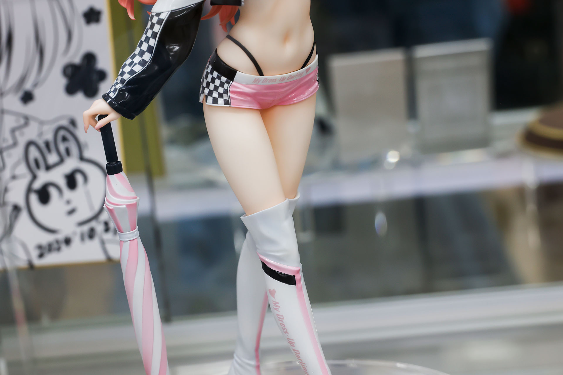 足はクロスさせたポーズになっている