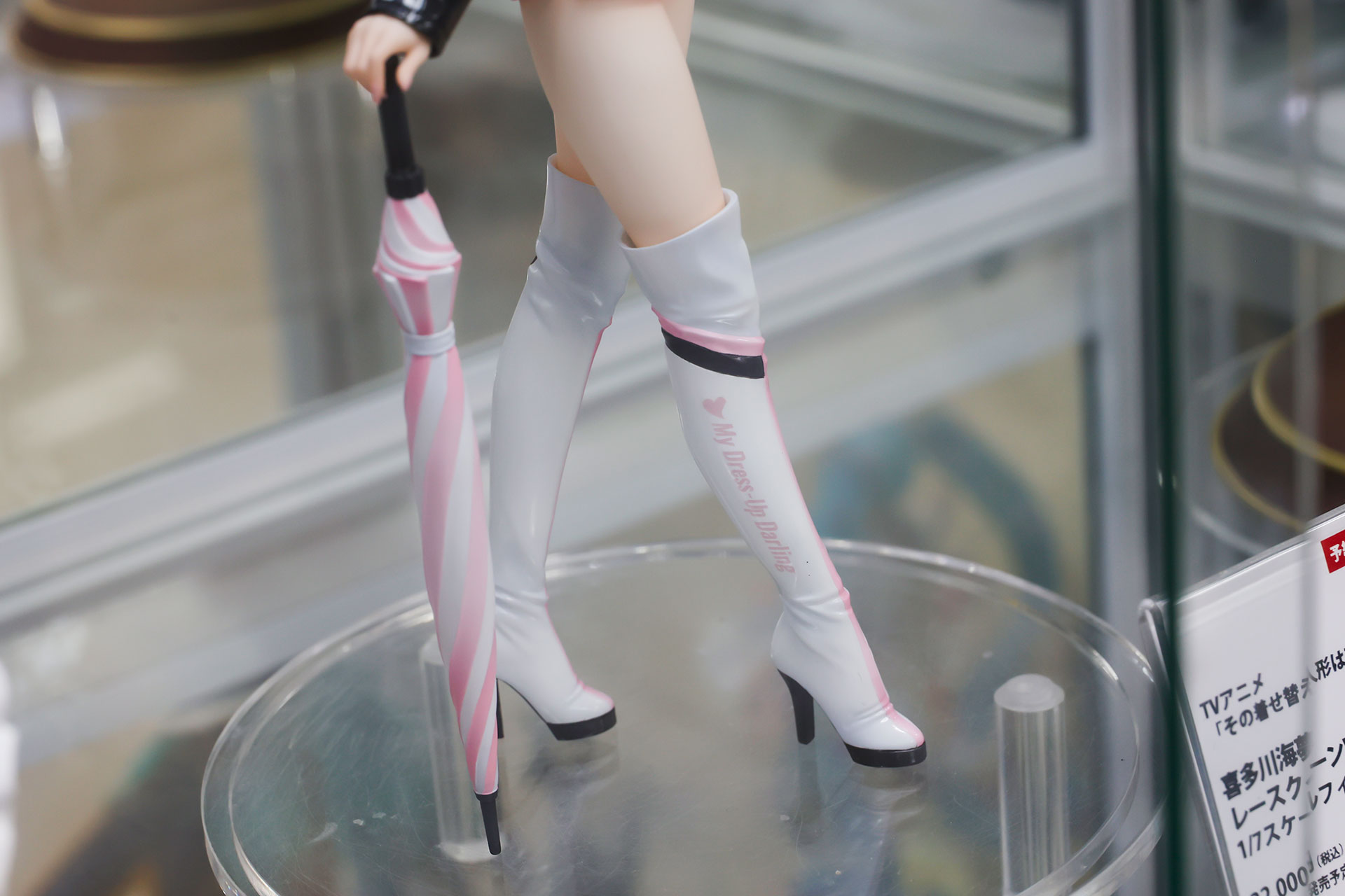 ロングブーツ部分はシワの寄り方など造形も見事だ