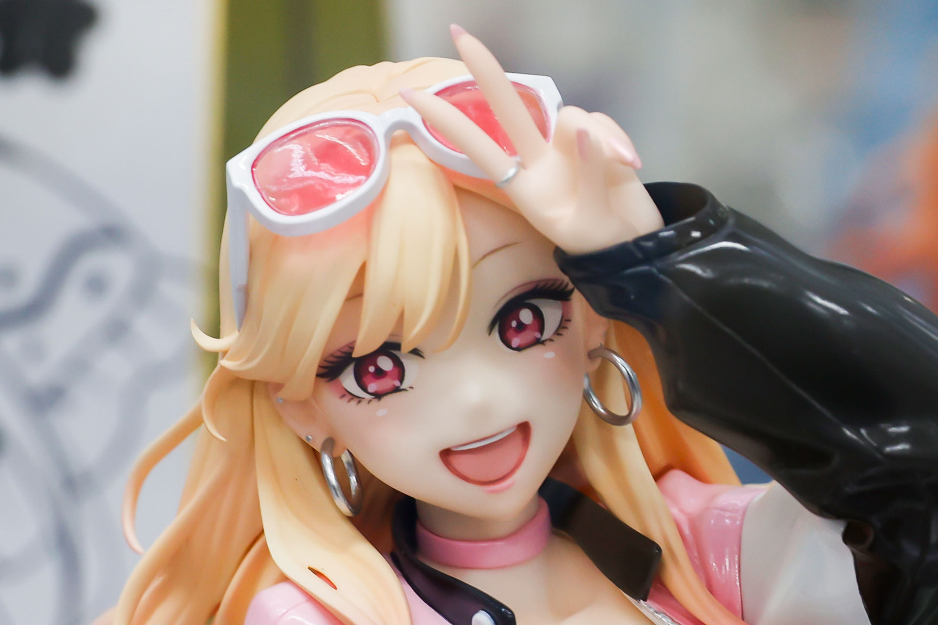 ピースをしている指にはリングをはめている