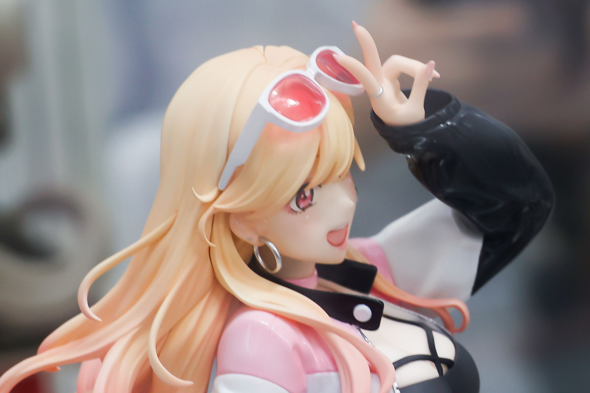 耳には大きなイヤリングが付けられている