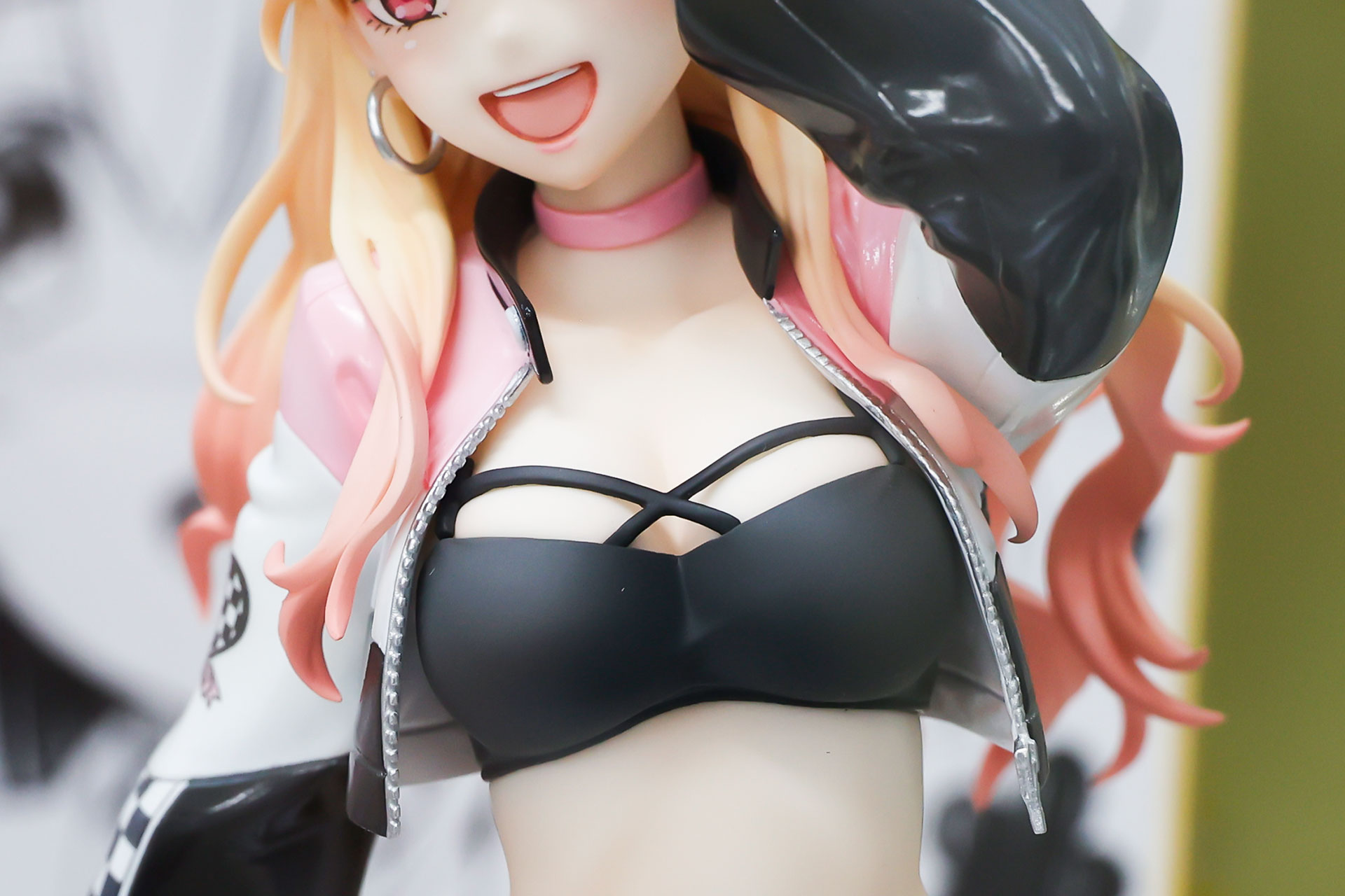 上着がなければほぼビキニ!?