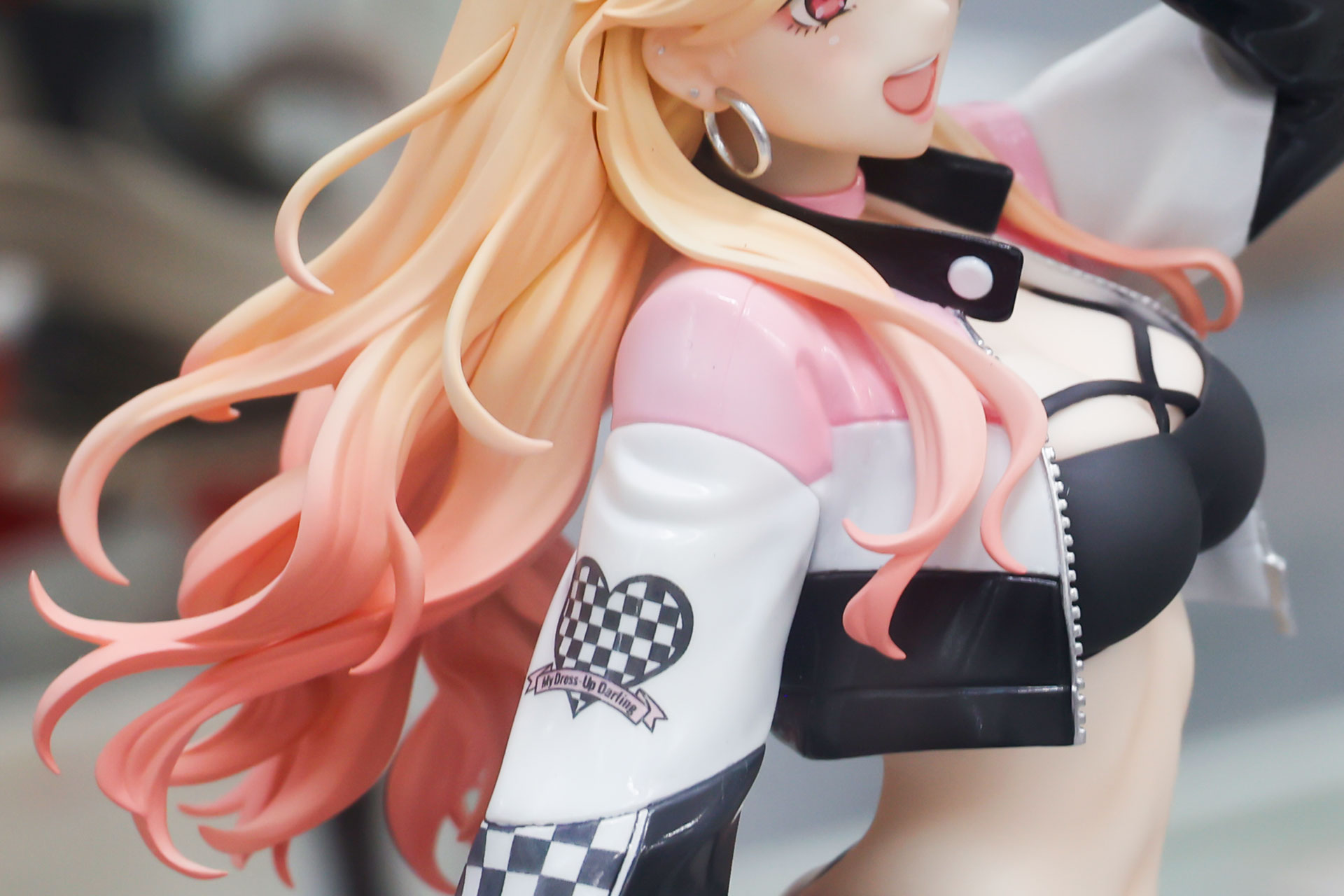 ロゴマークなど細かいデザインが施されている