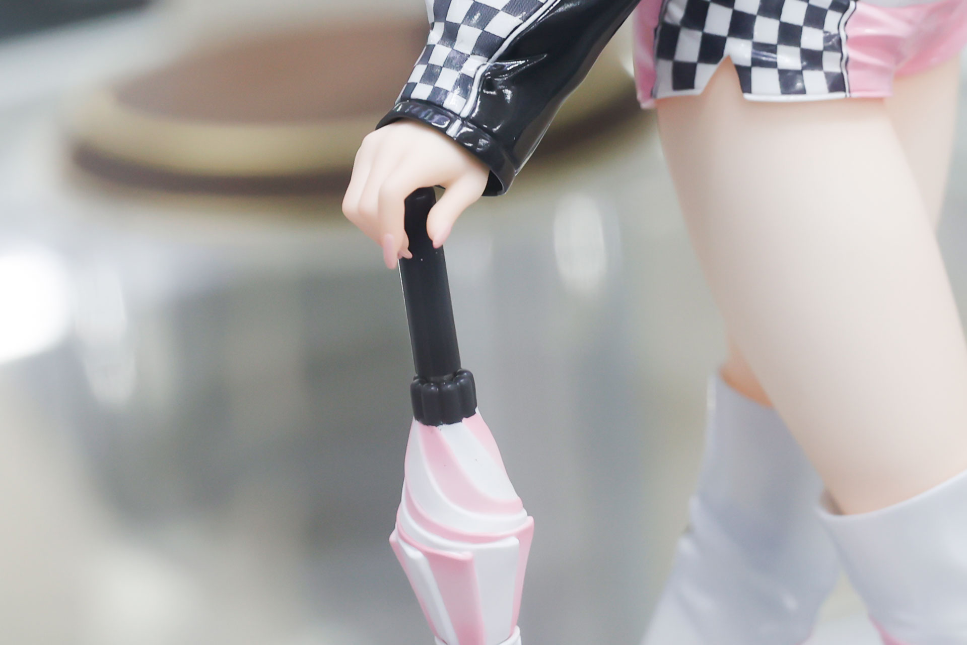 レースクイーンらしく、手には傘を持っている