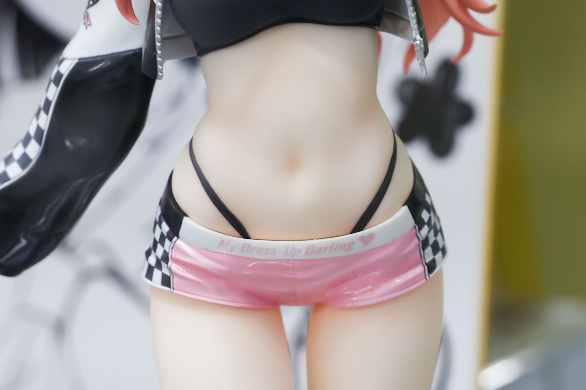 おへそ周りもセクシーだ