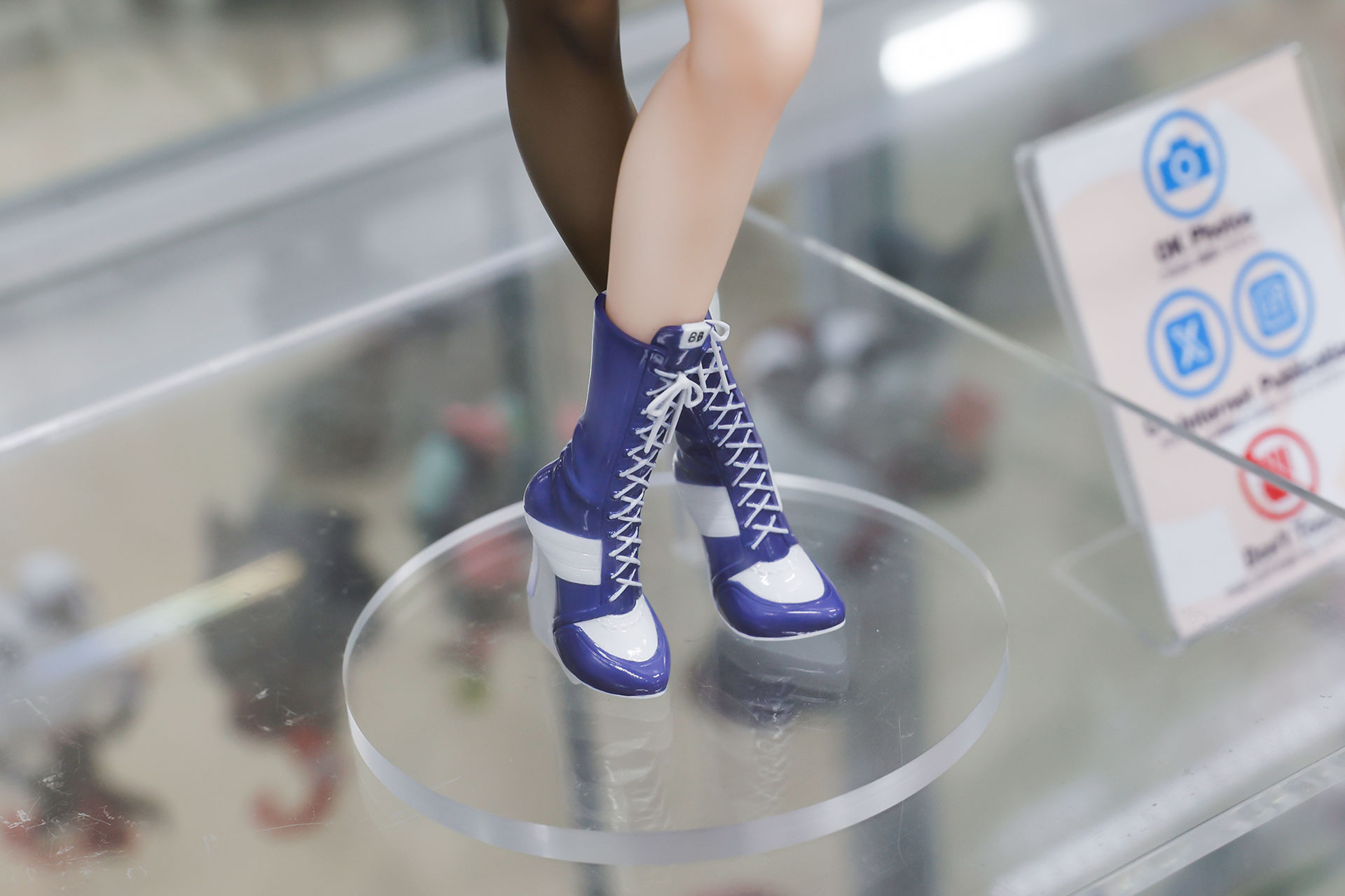 足元はハイヒールのブーツを履いている