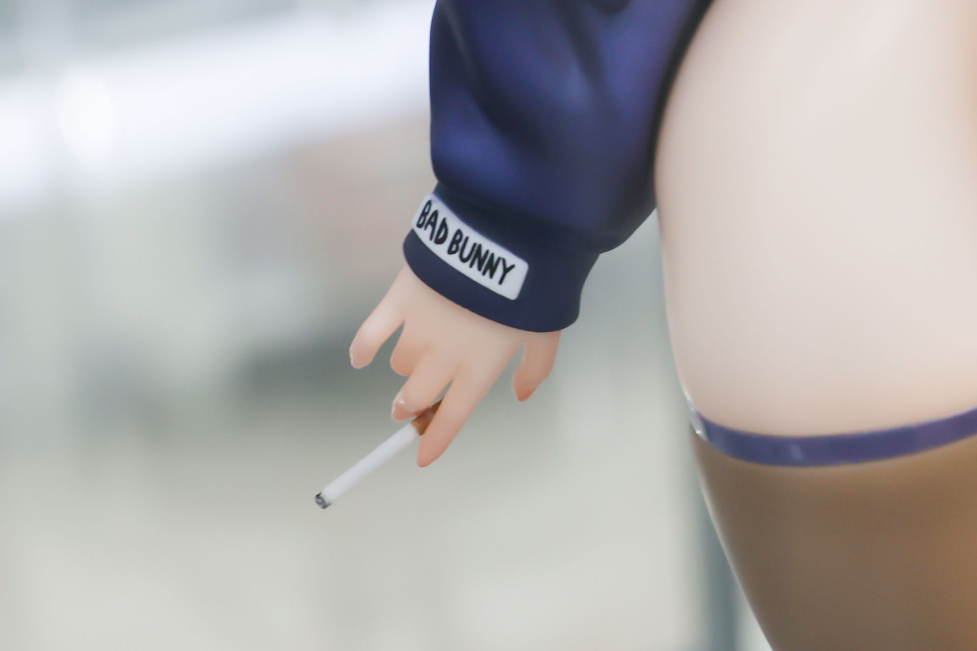 手にはタバコを持っている