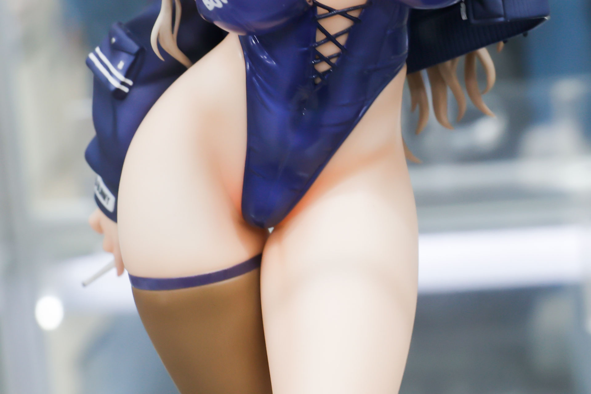おへそのラインもくっきり