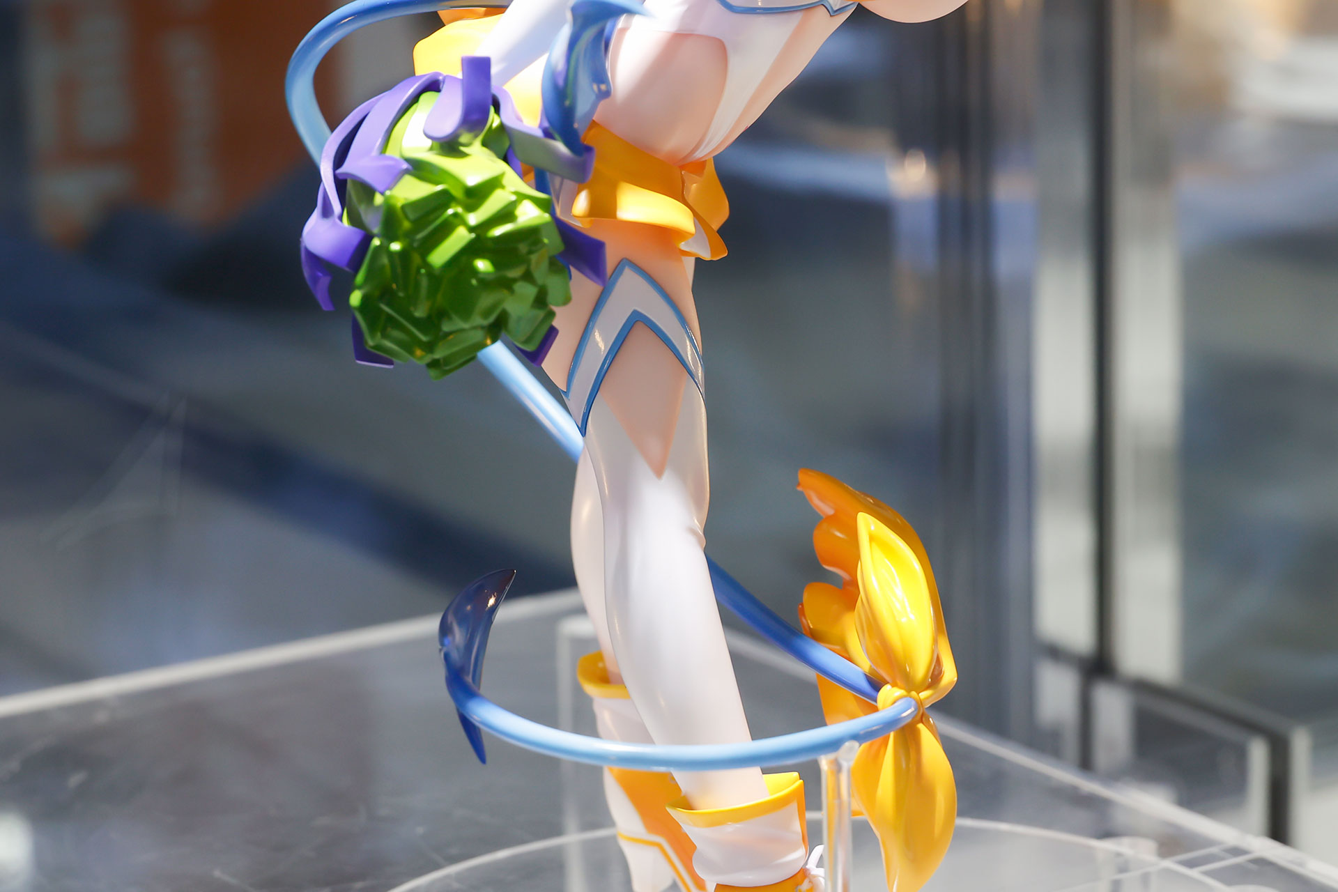 白をベースにしながらも黄色いアイテムが着けられており、カラフルで楽しそうに見える