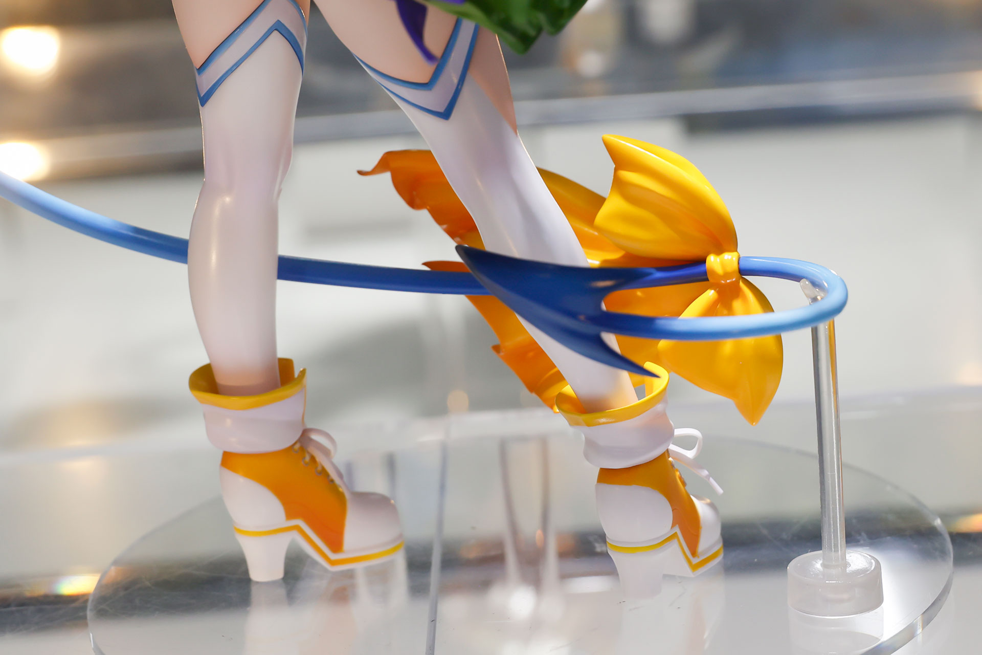 足元は近未来風のブーツスタイルだ