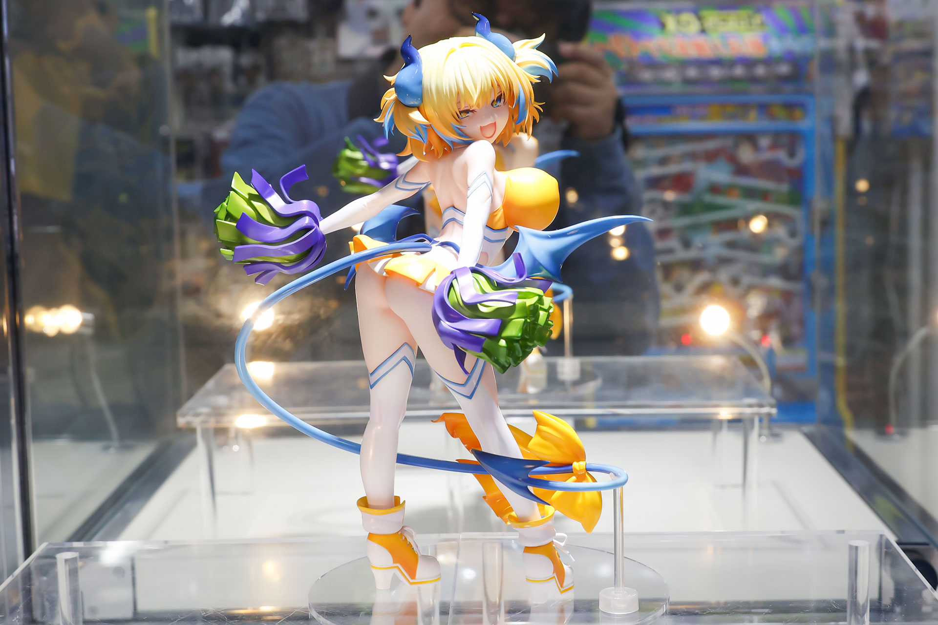 フィギュアの素材はPVCで全高は約230mmだ