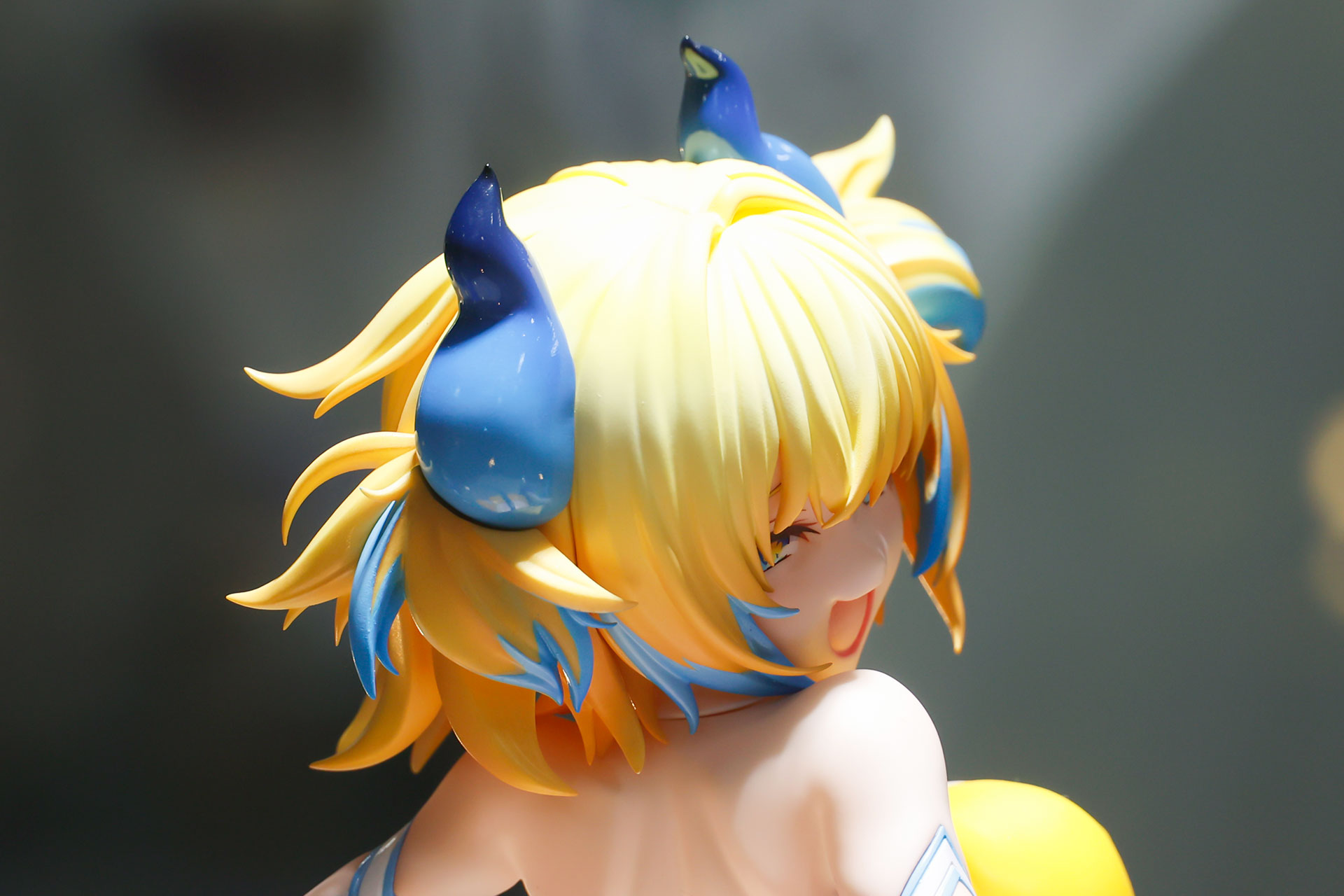 頭に付けたツノもカラフルに染められている