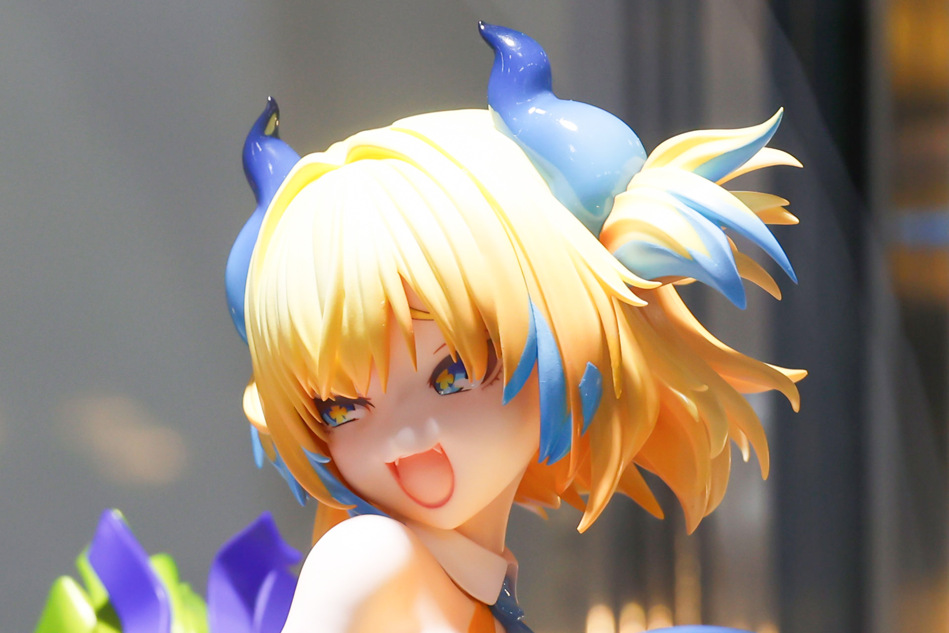 髪にはブルーのポイントカラーが入れられている