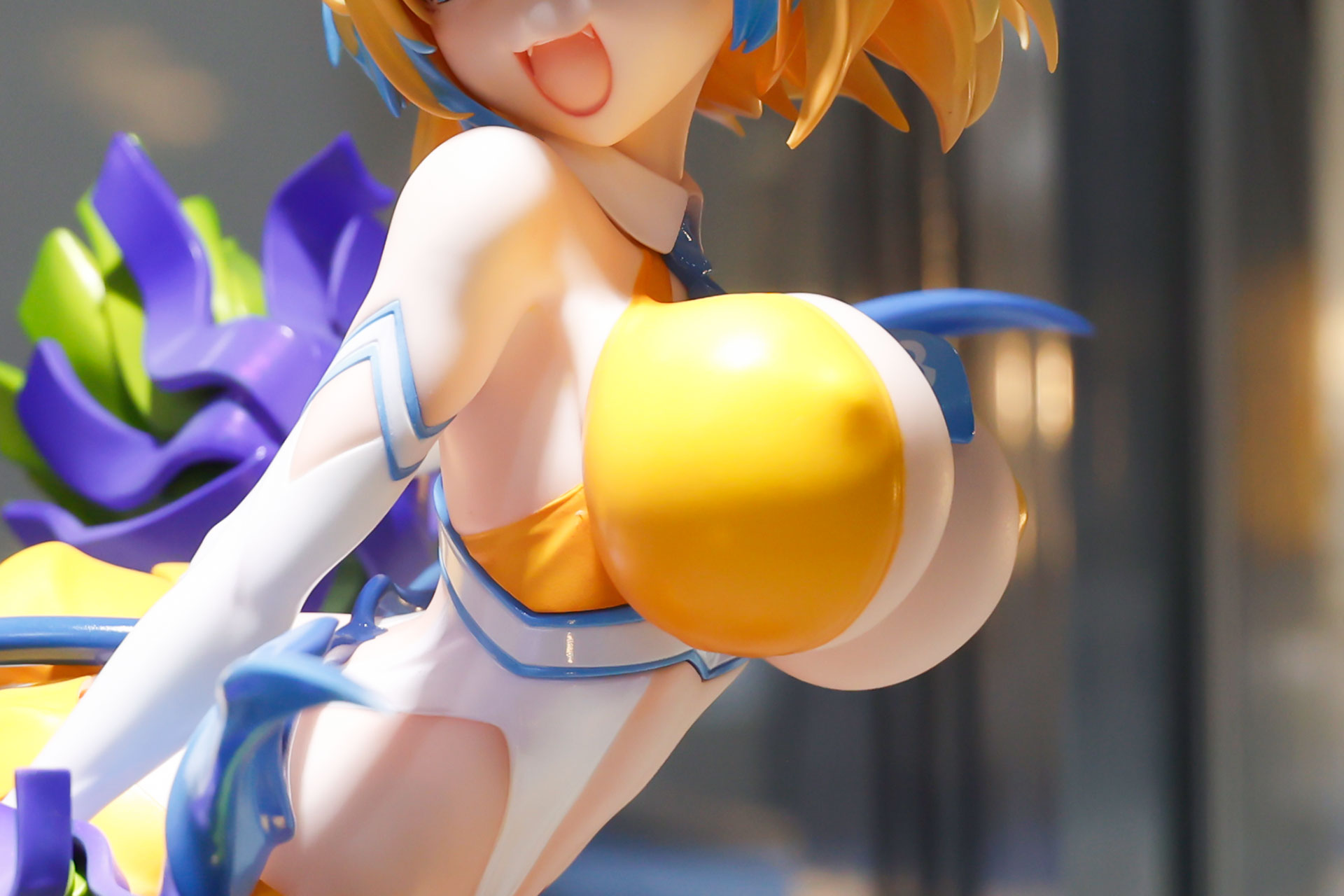 豊満なバストについつい目が行ってしまう!?