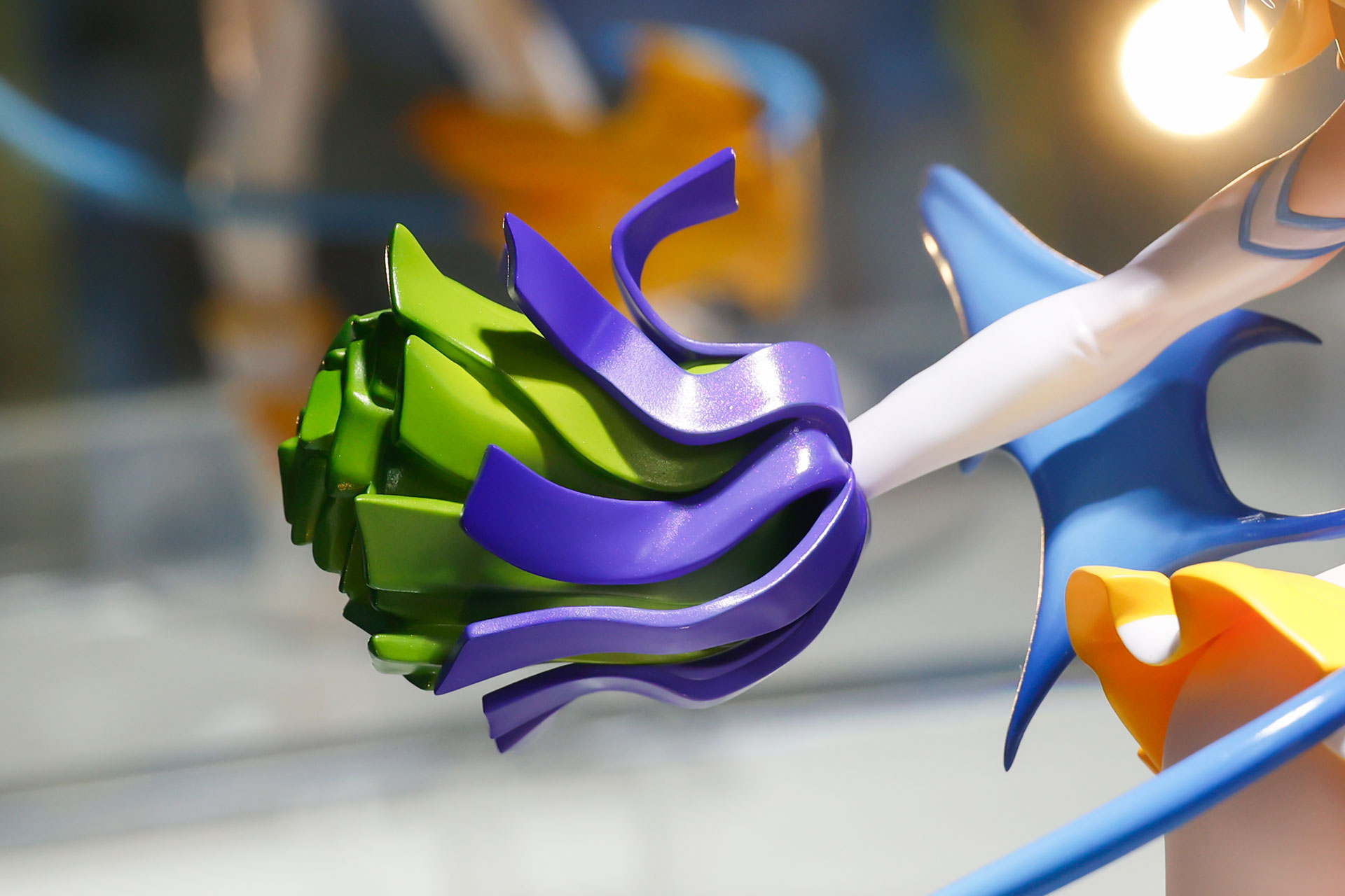 手には大きなポンポンを持っている