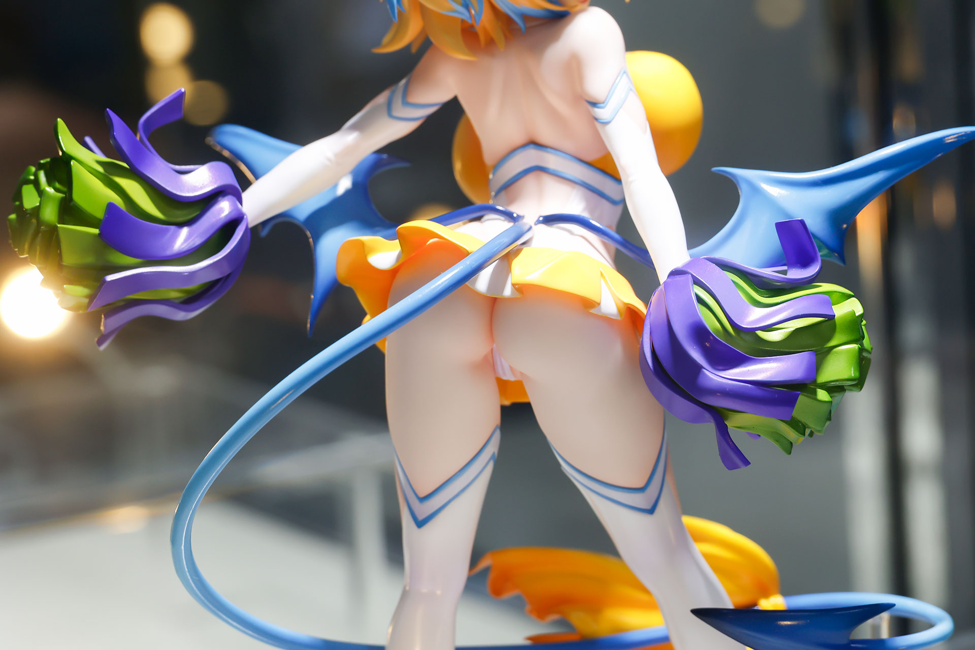 腰から尻尾が生えている