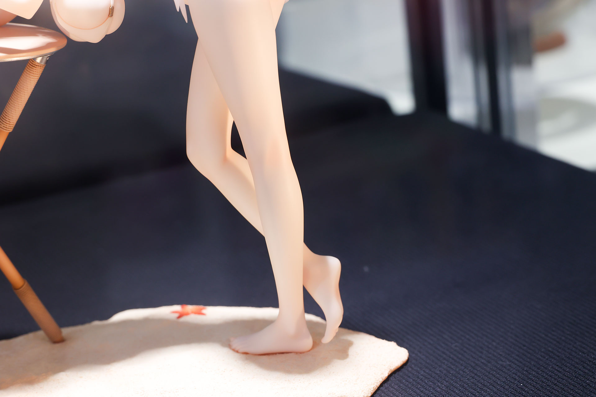 スラリと伸びた脚が美しい