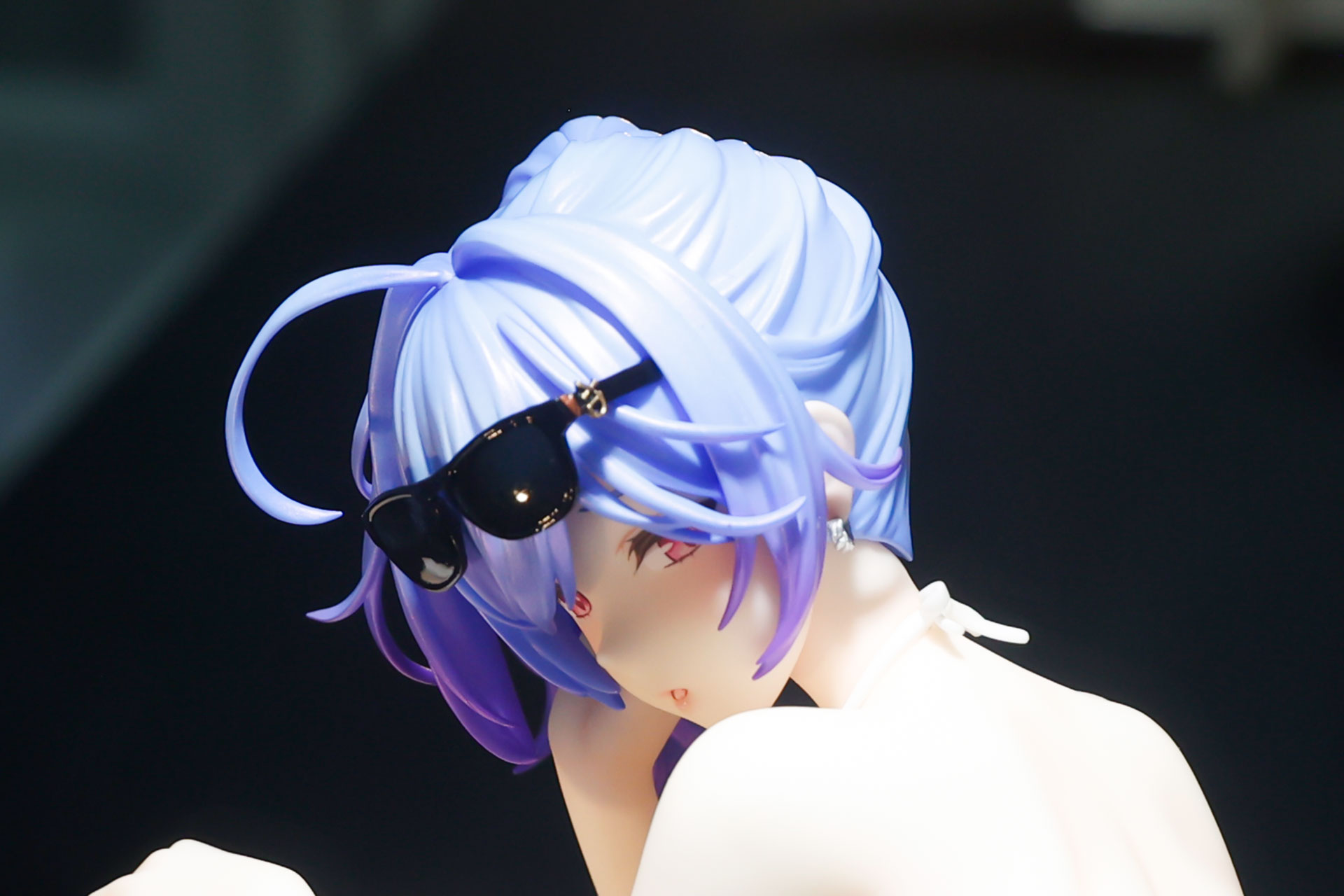 サングラスも細かい部分まで含めて作りこまれている