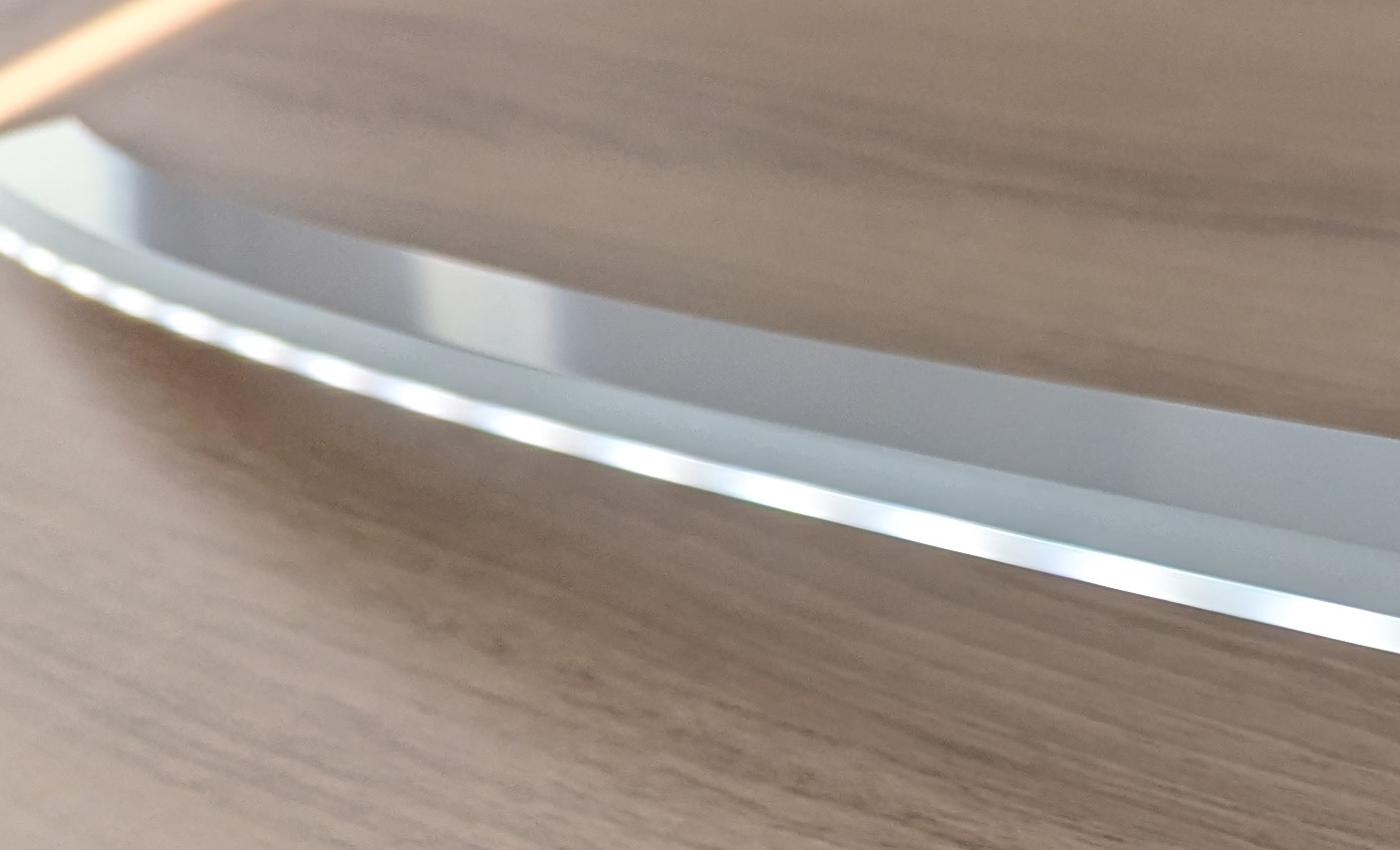 ちょっとわかりにくいので、光った刃をアップにしてみた。LEDのある場所とない場所で刃の光に明暗がある。湾曲部分では特に明暗がはっきりする